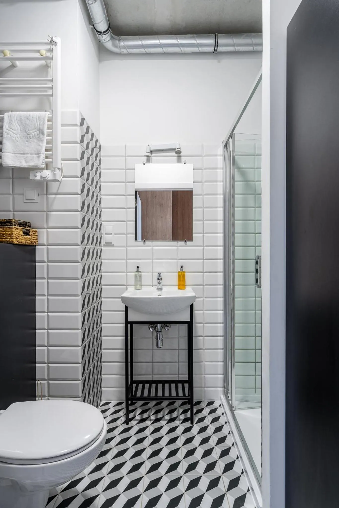Shower in RentPlanet - Apartamenty Zarembowicza