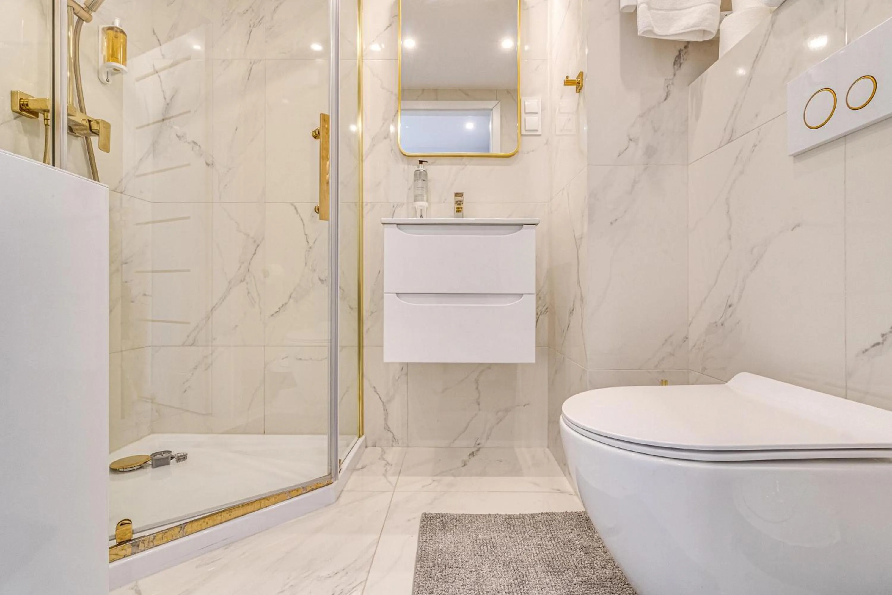 Shower in RentPlanet - Apartamenty Zarembowicza