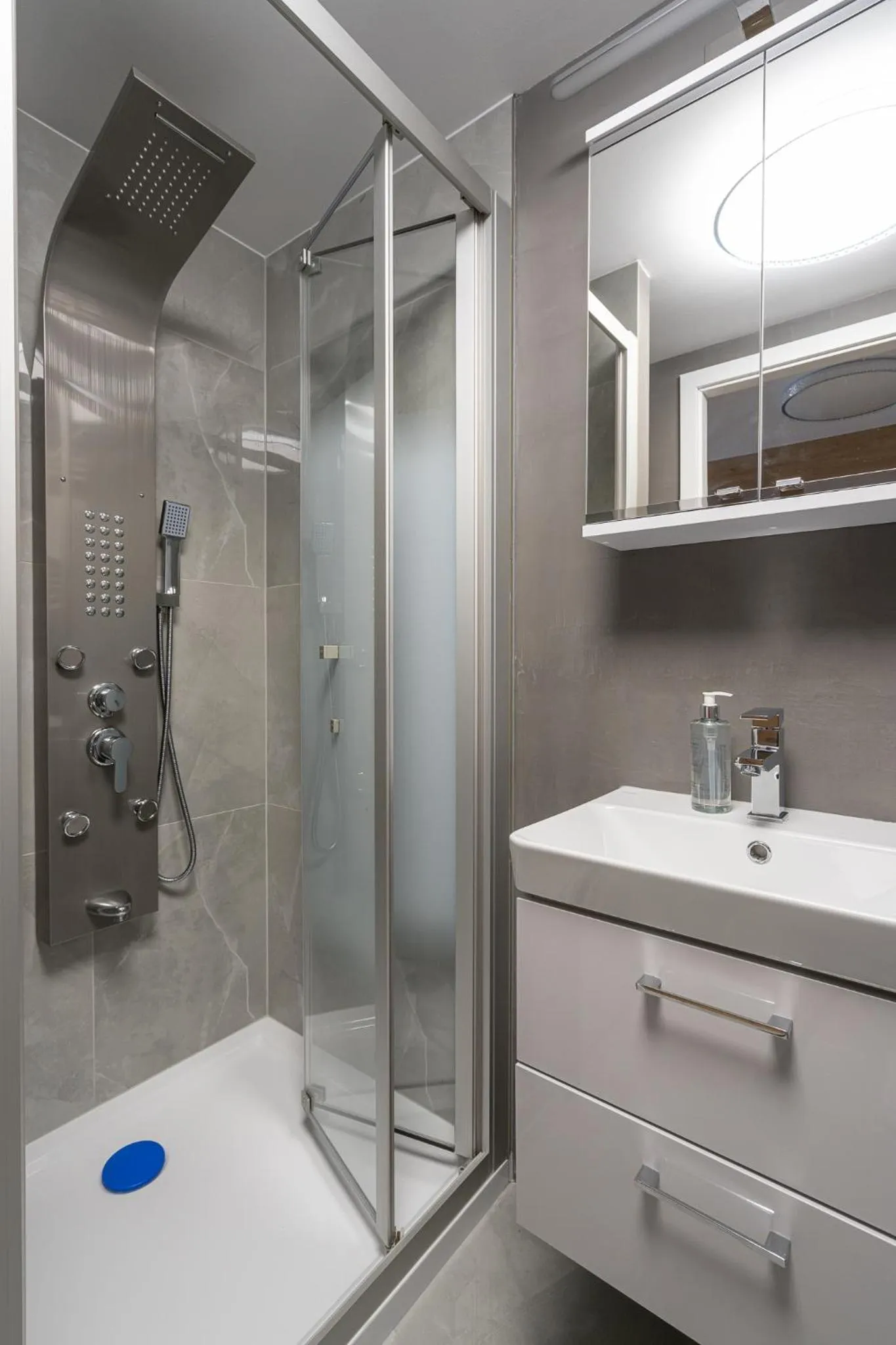 Shower in RentPlanet - Apartamenty Zarembowicza