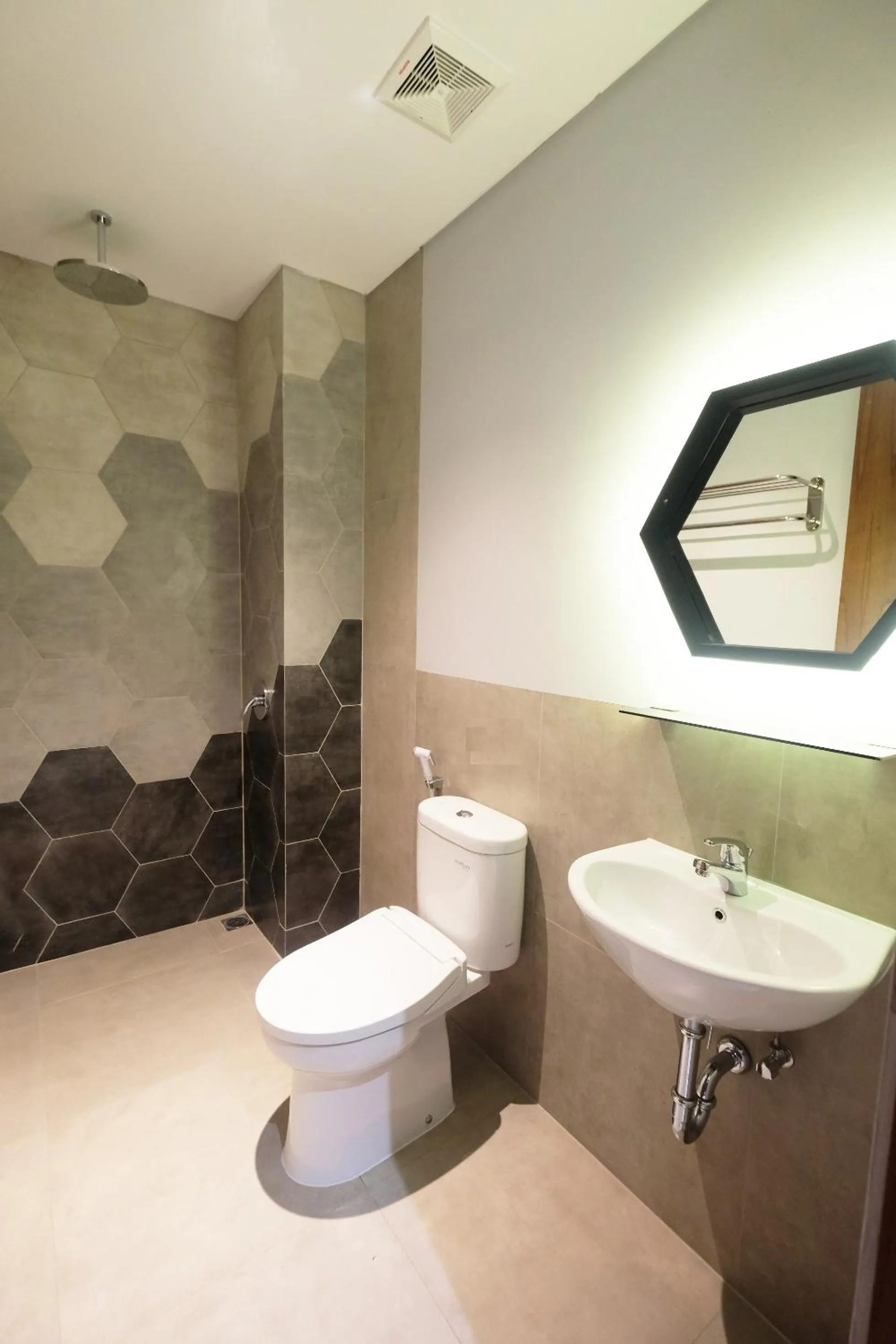 Bathroom in Hotel Youstay Semarang by Sinergi