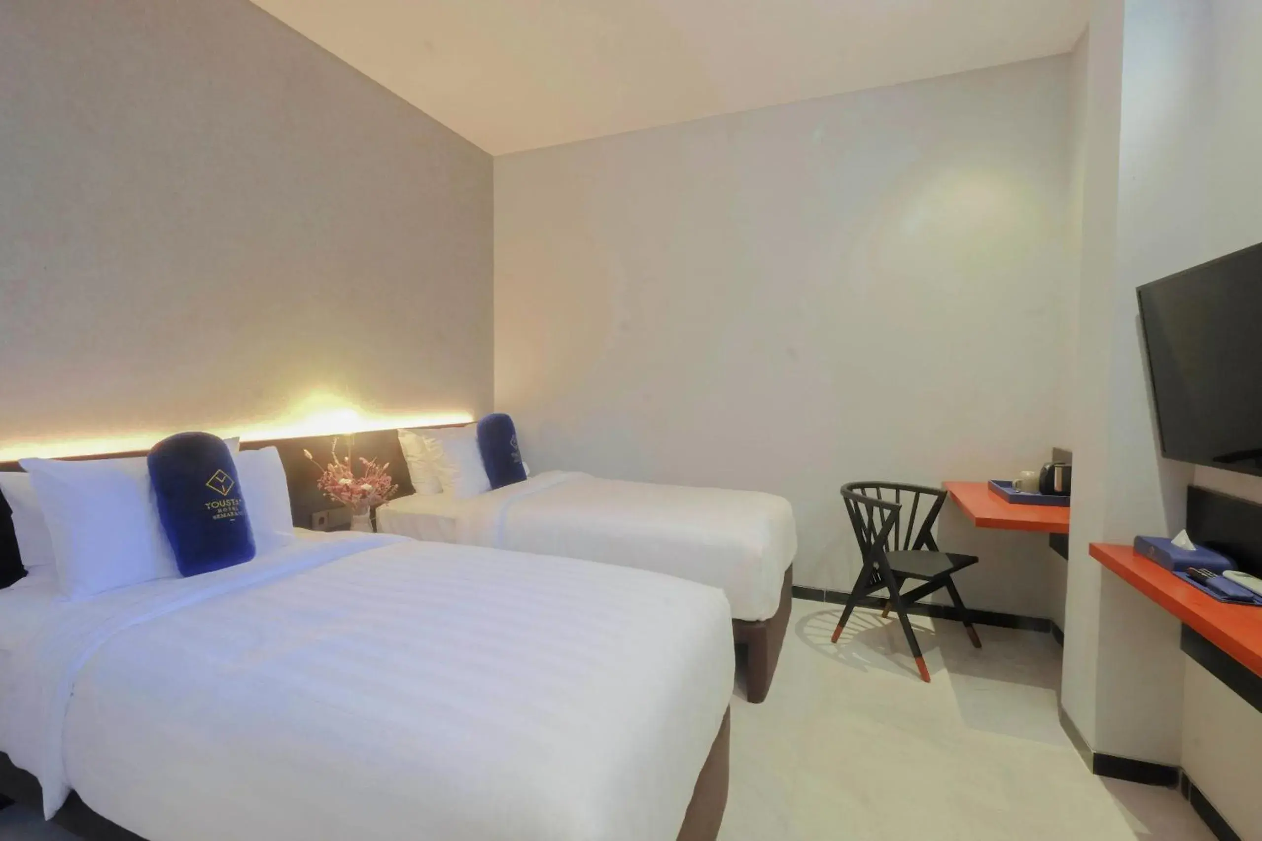Deluxe Double or Twin Room in Hotel Youstay Semarang by Sinergi Deluxe Double or Twin Room in Hotel Youstay Semarang by Sinergi