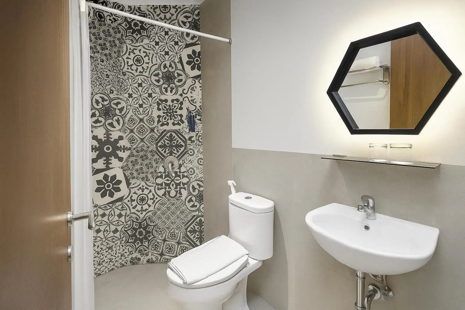 Bathroom in Hotel Youstay Semarang by Sinergi