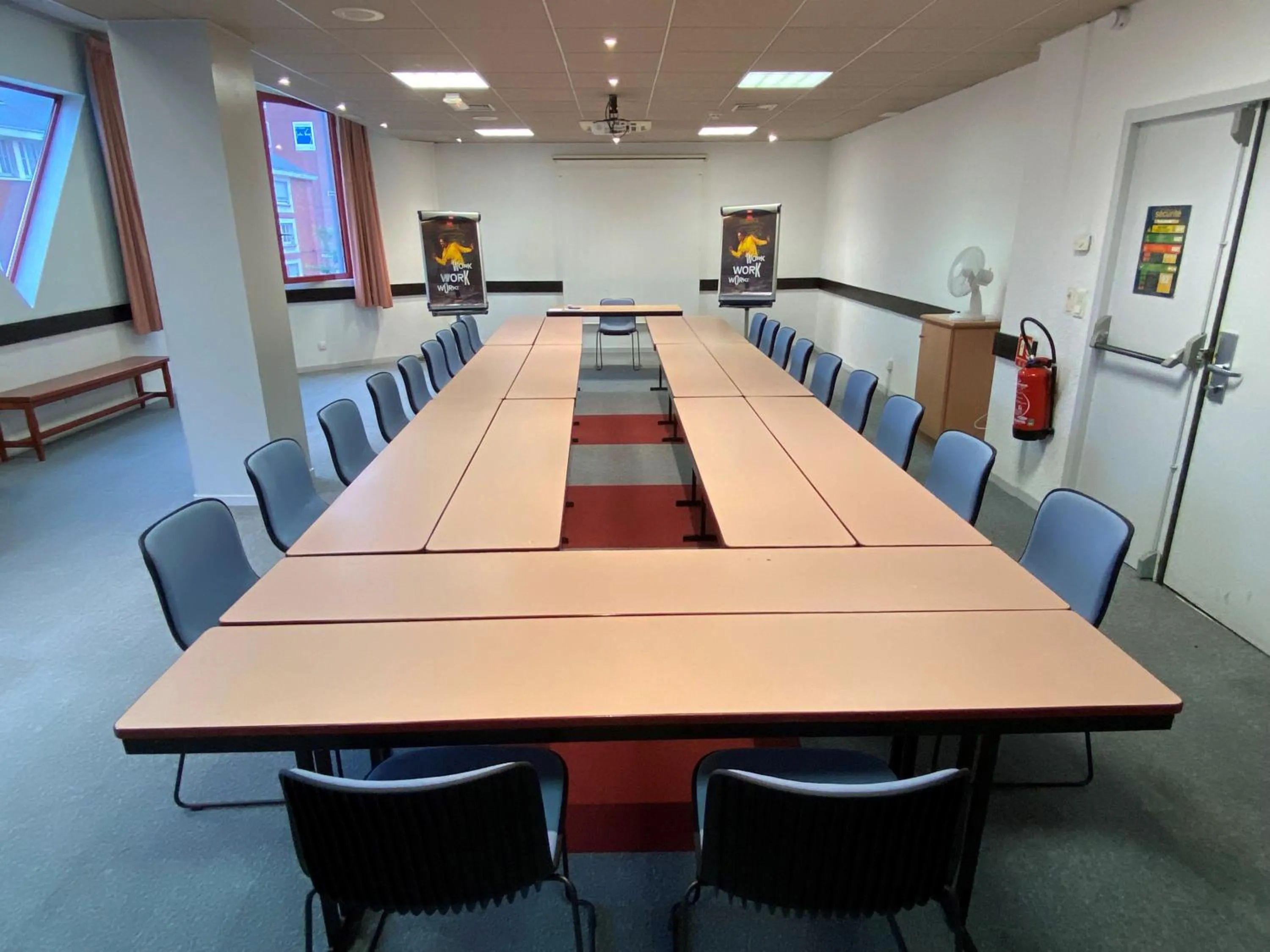 Communal lounge/ TV room in B&B HOTEL Amiens Centre Cathédrale