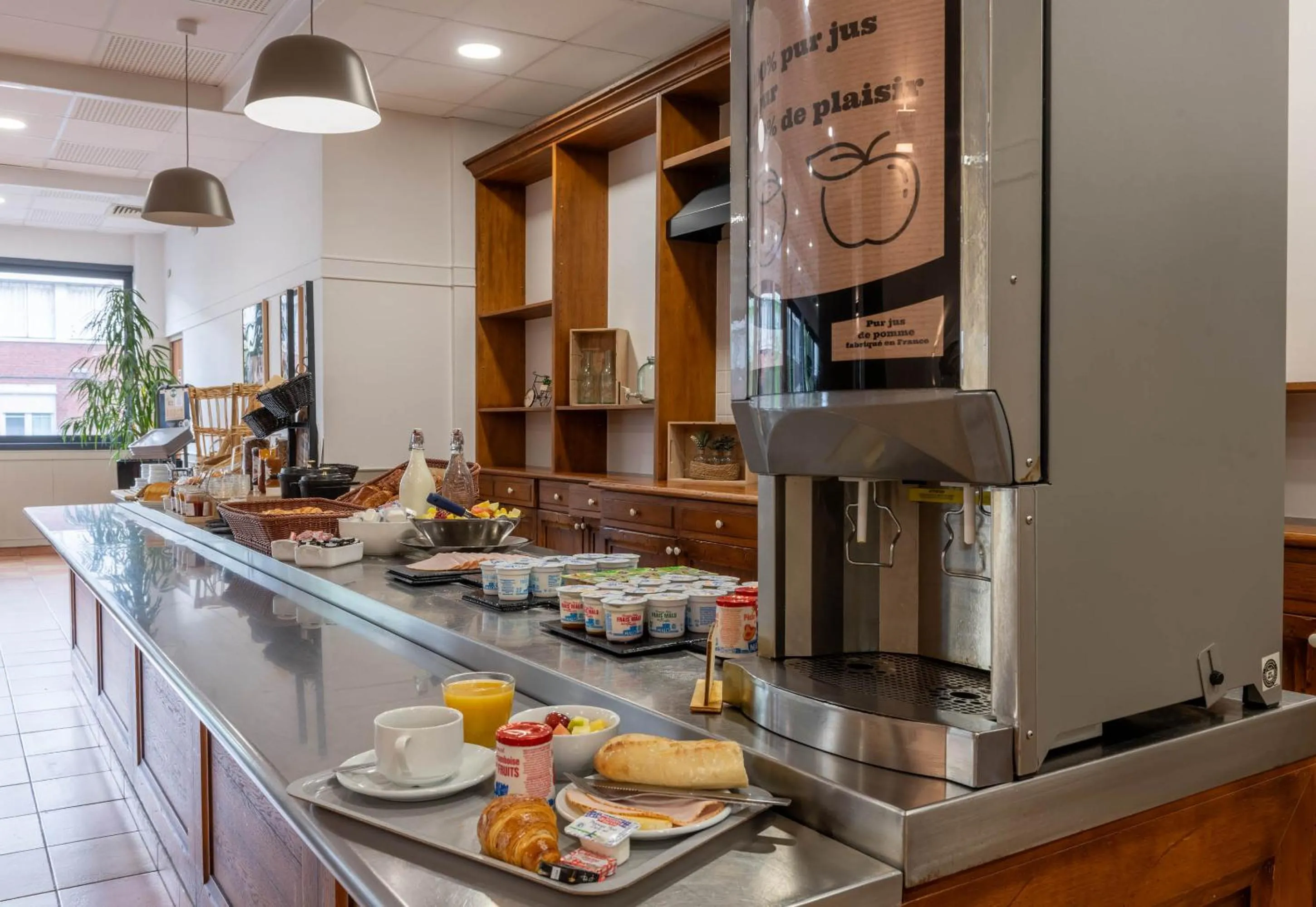 Buffet breakfast in B&B HOTEL Amiens Centre Cathédrale