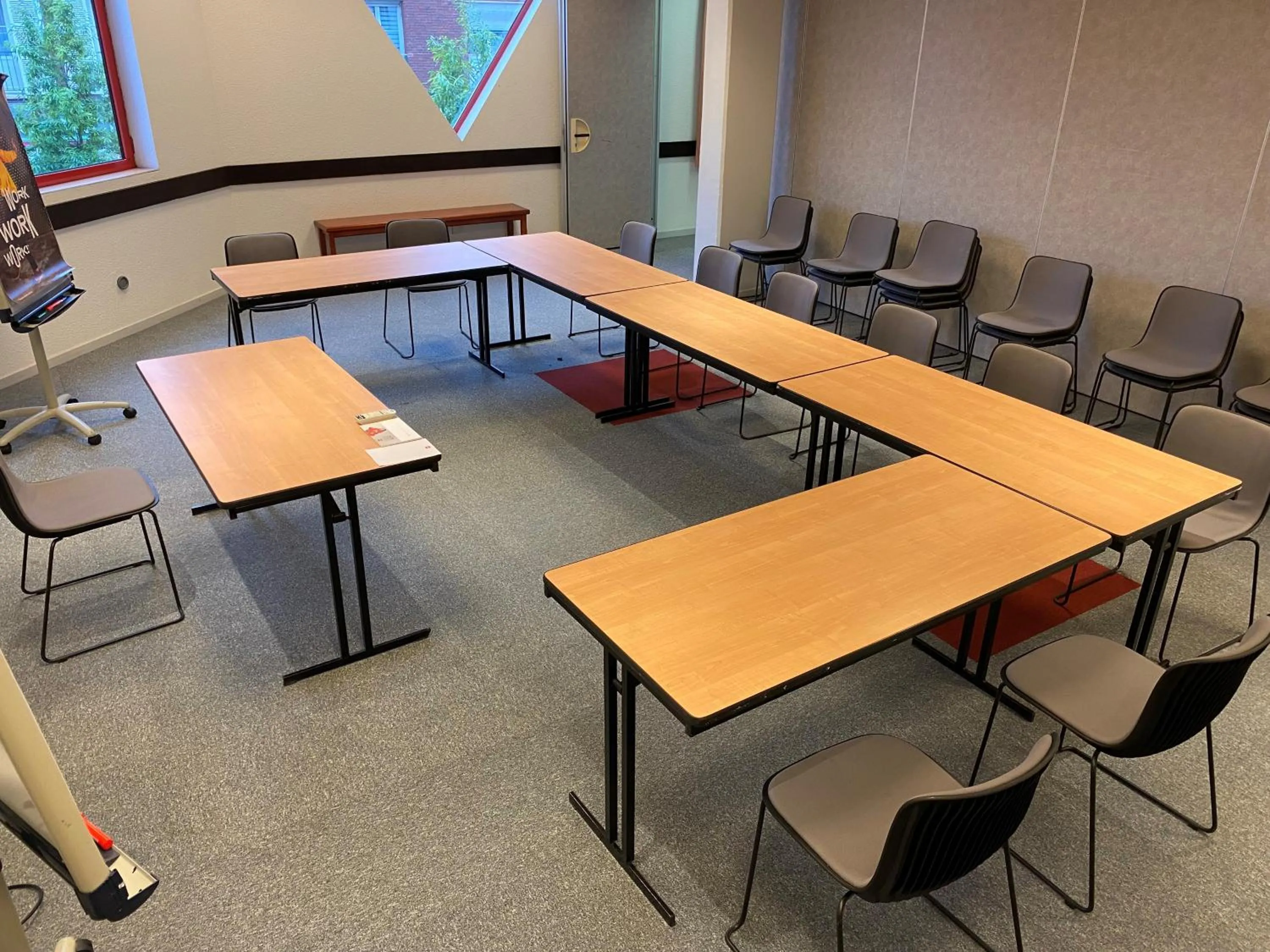 Communal lounge/ TV room in B&B HOTEL Amiens Centre Cathédrale