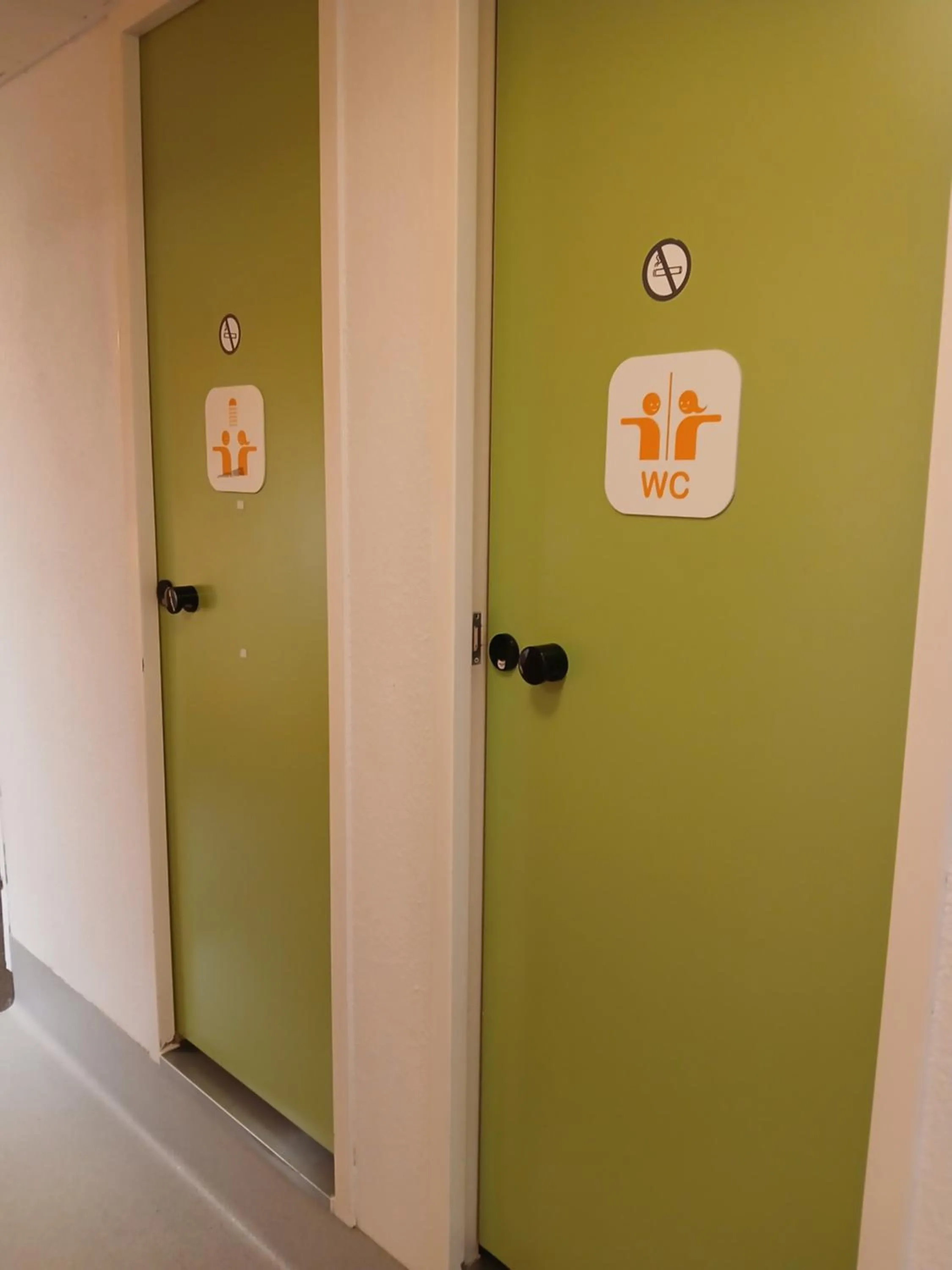 Shower in Unisotel Valenciennes EX-hôtel F1