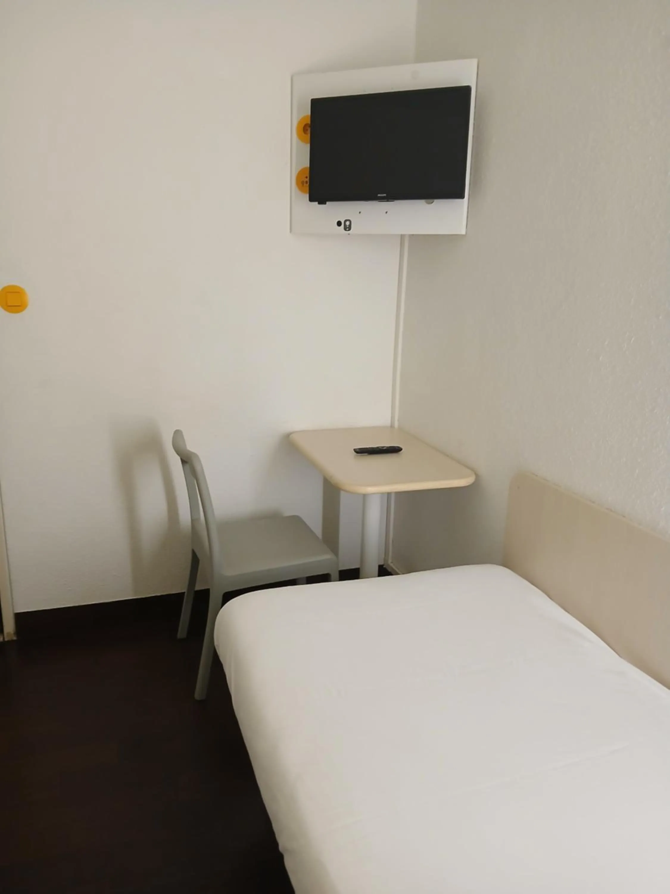 Bedroom, Bed in Unisotel Valenciennes EX-hôtel F1