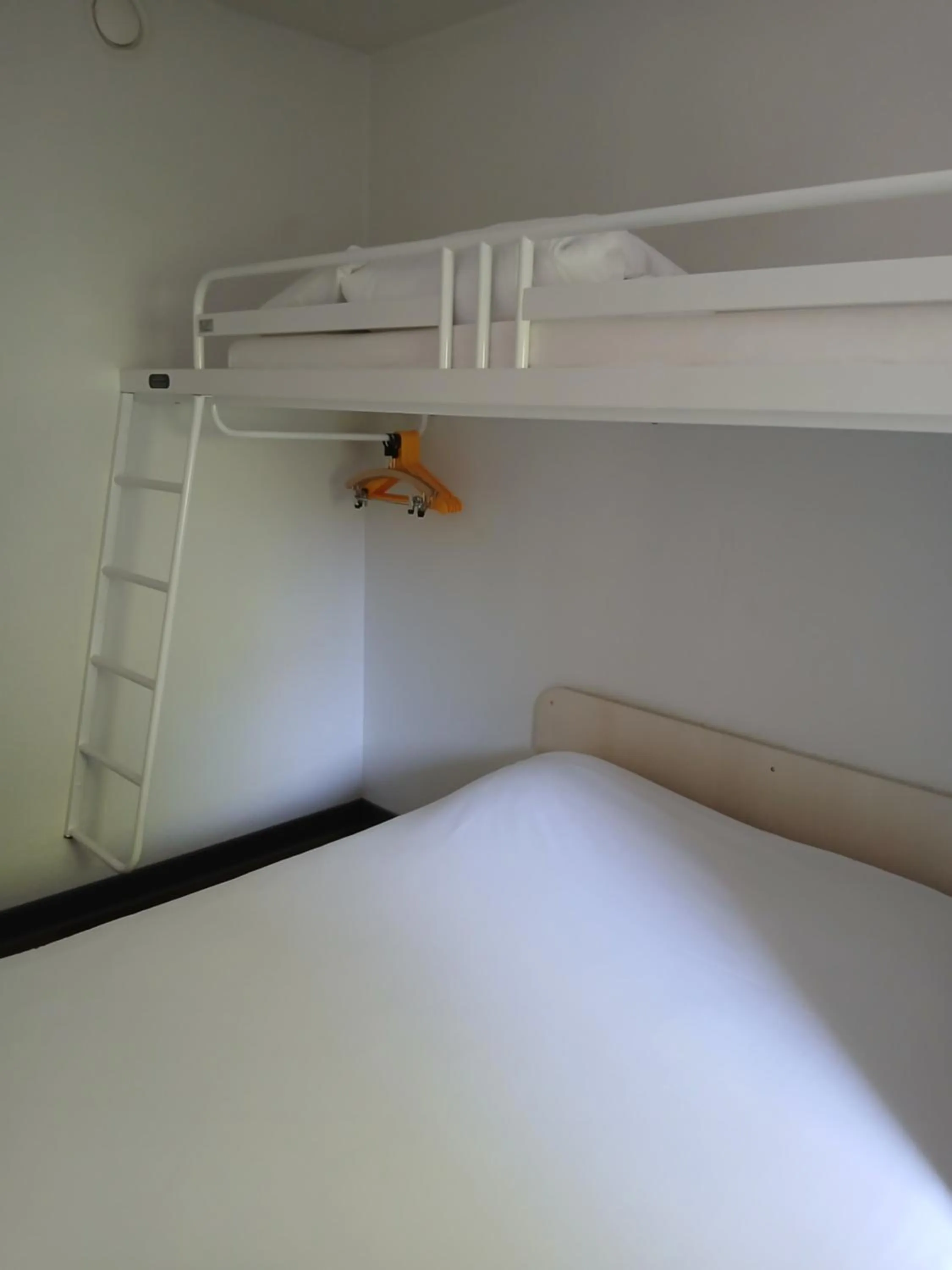 Bed in Unisotel Valenciennes EX-hôtel F1