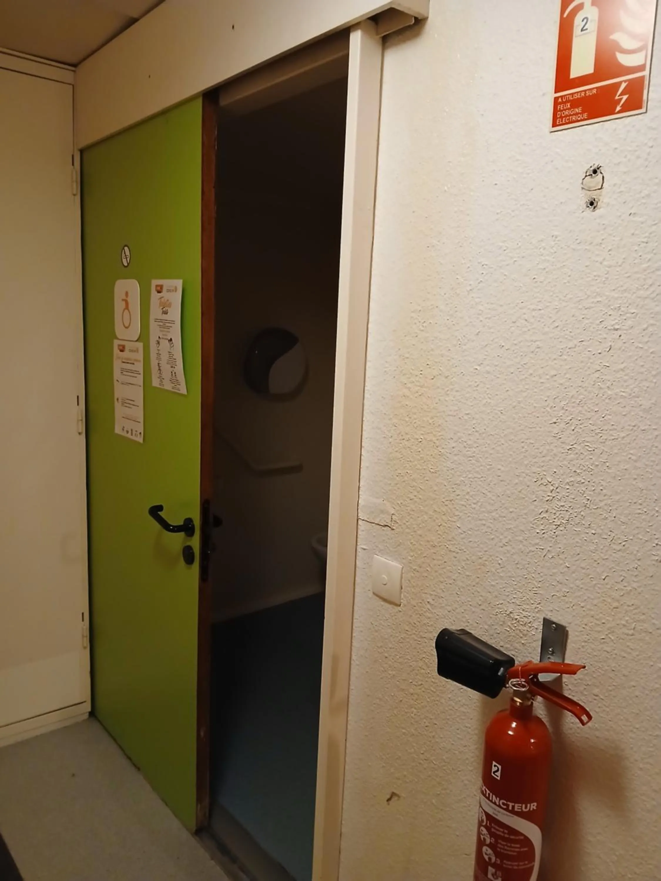 Shower in Unisotel Valenciennes EX-hôtel F1