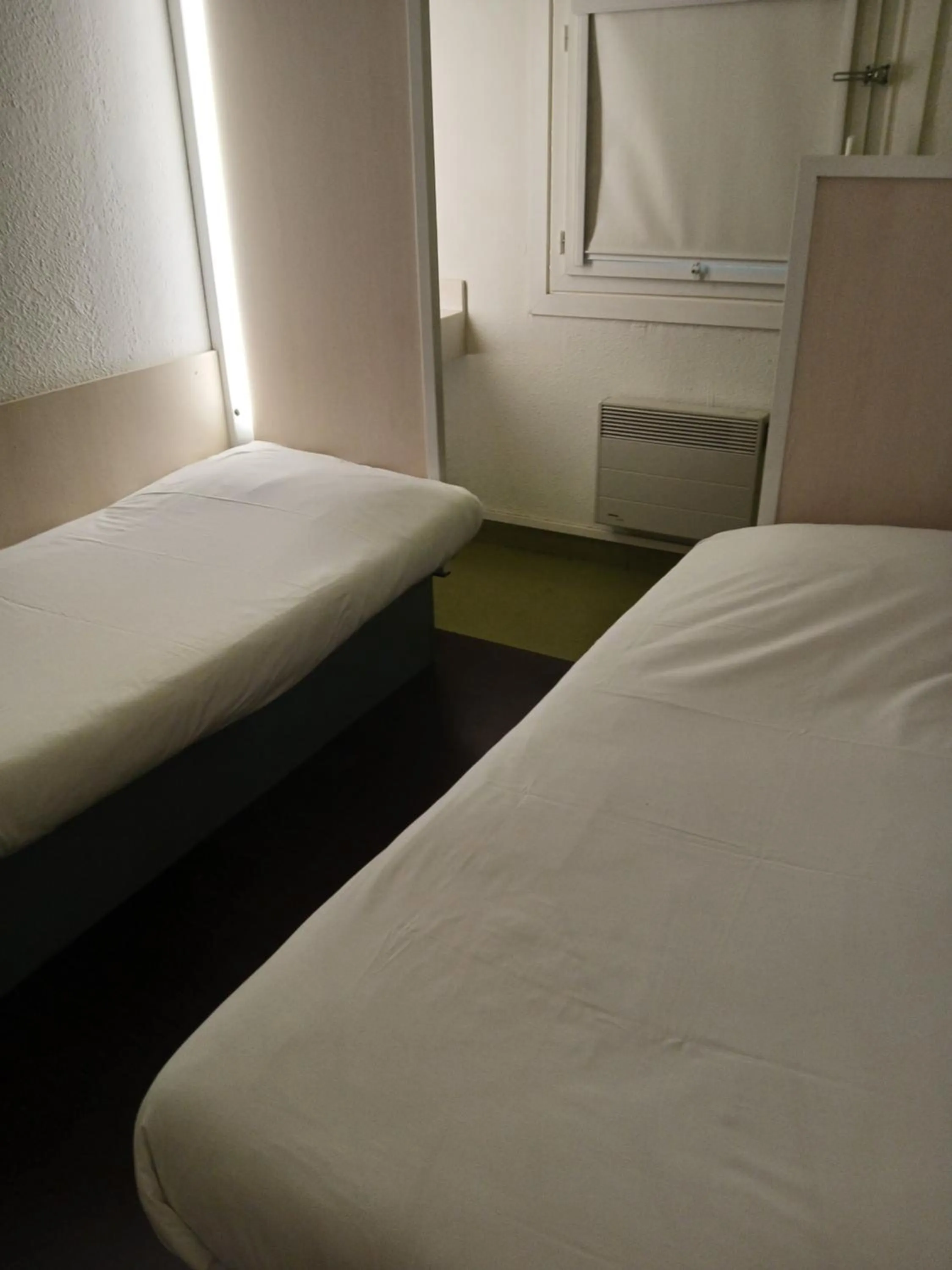 Bedroom, Bed in Unisotel Valenciennes EX-hôtel F1