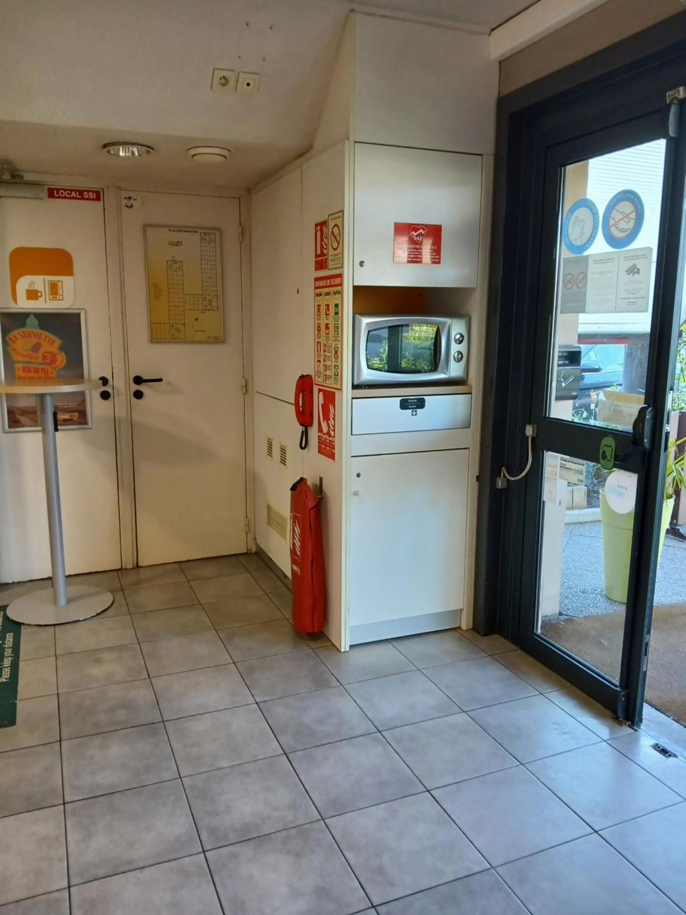 microwave in Unisotel Valenciennes EX-hôtel F1
