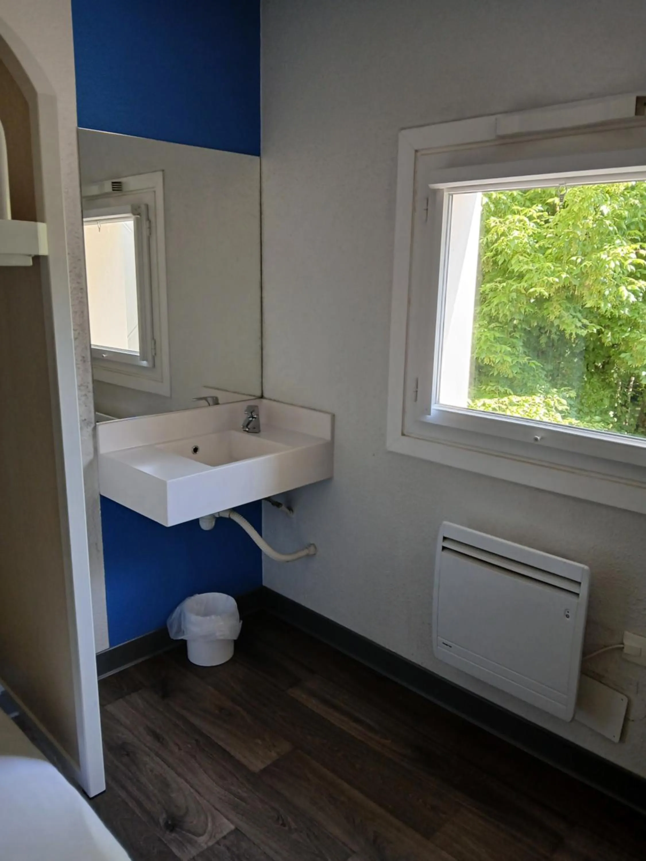 Bed in Unisotel Valenciennes EX-hôtel F1