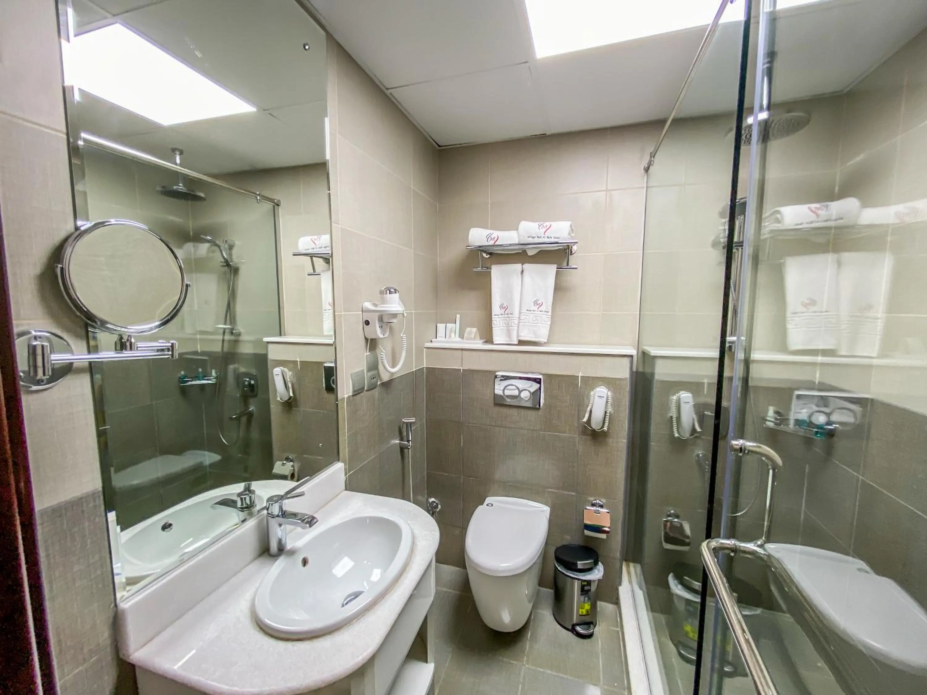 Shower in Mirage Bab Al Bahr Hotel