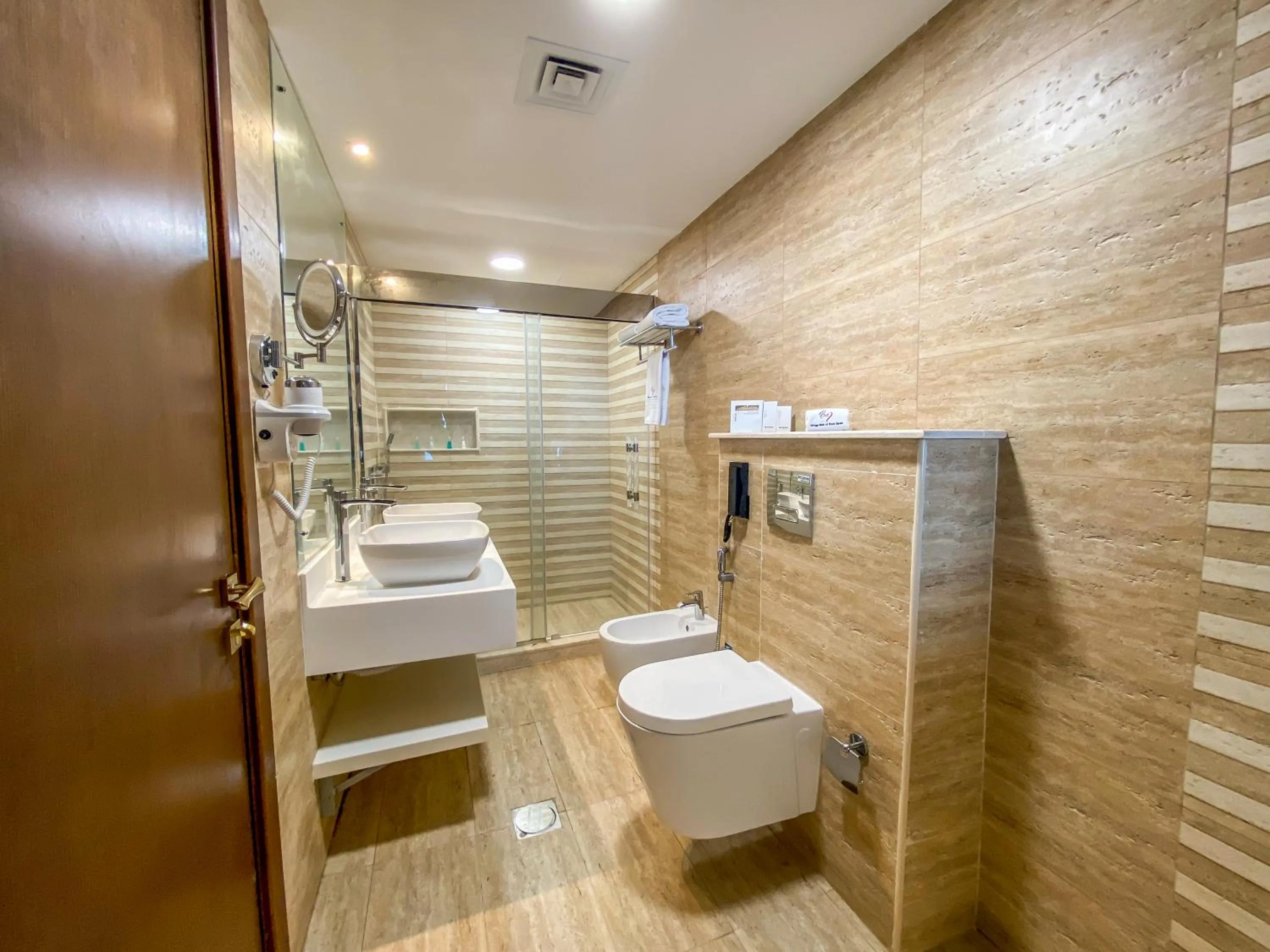 Shower in Mirage Bab Al Bahr Hotel