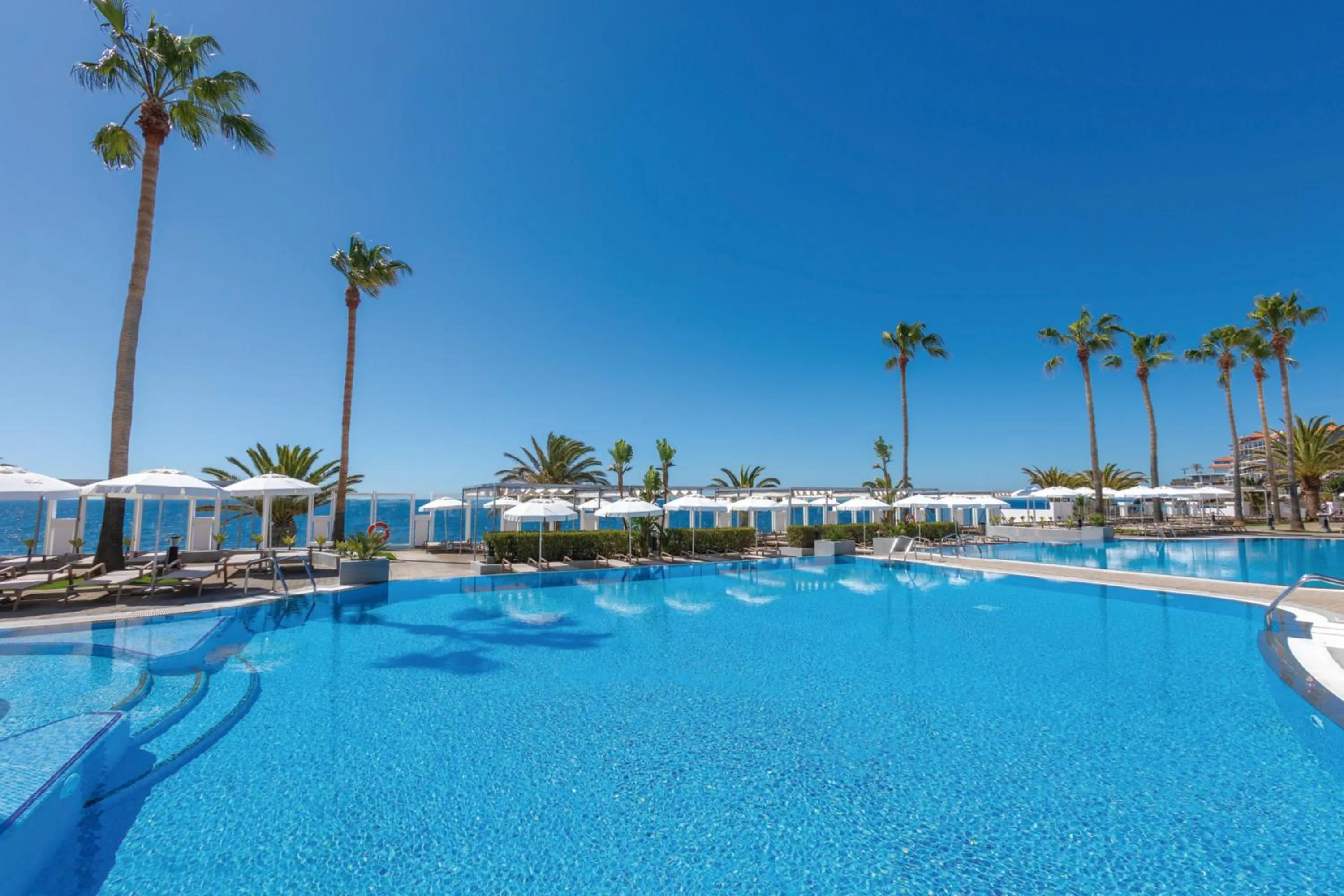 Swimming pool in Hotel Riu Madeira - All Inclusive
