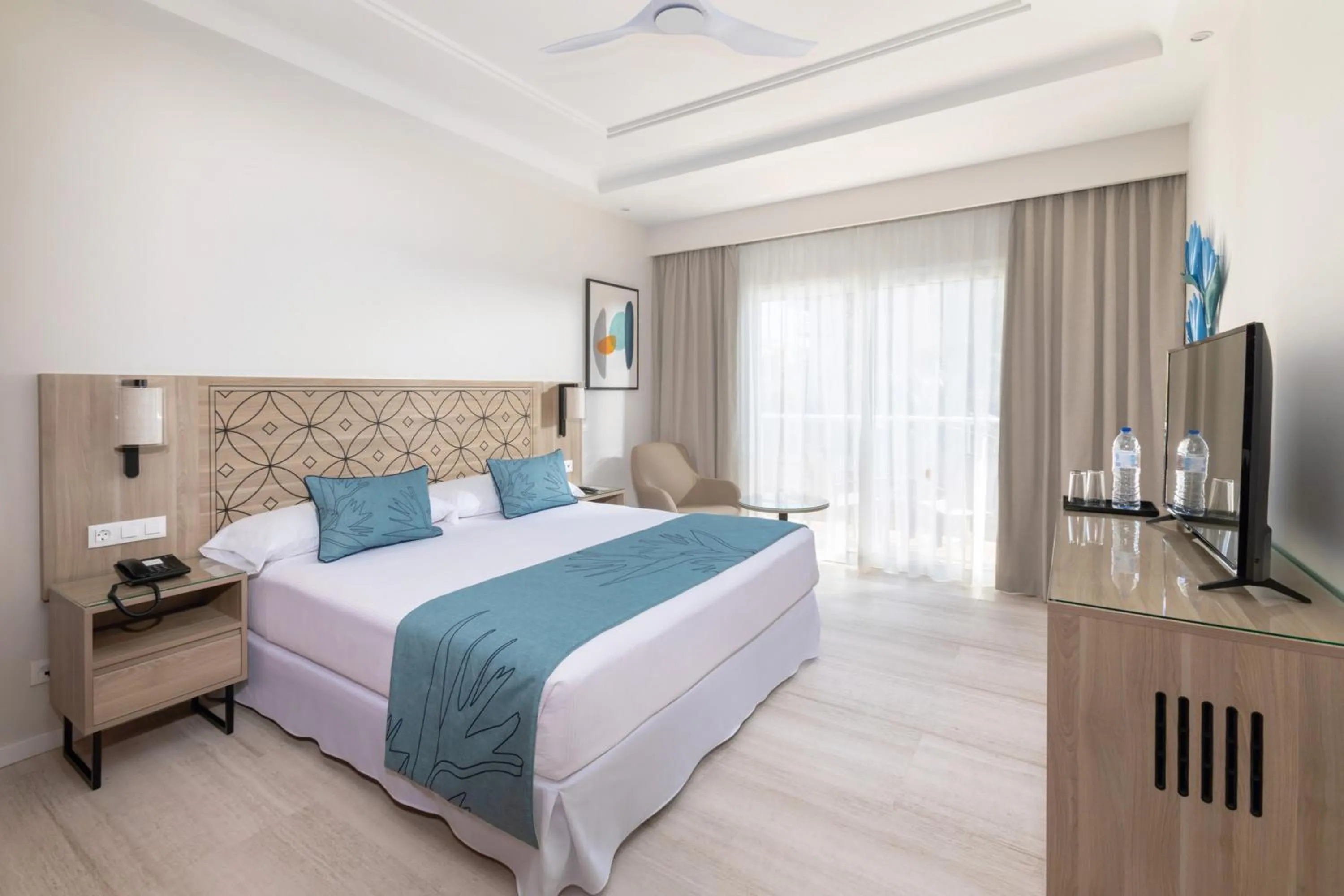 Photo of the whole room, Bed in Hotel Riu Madeira - All Inclusive