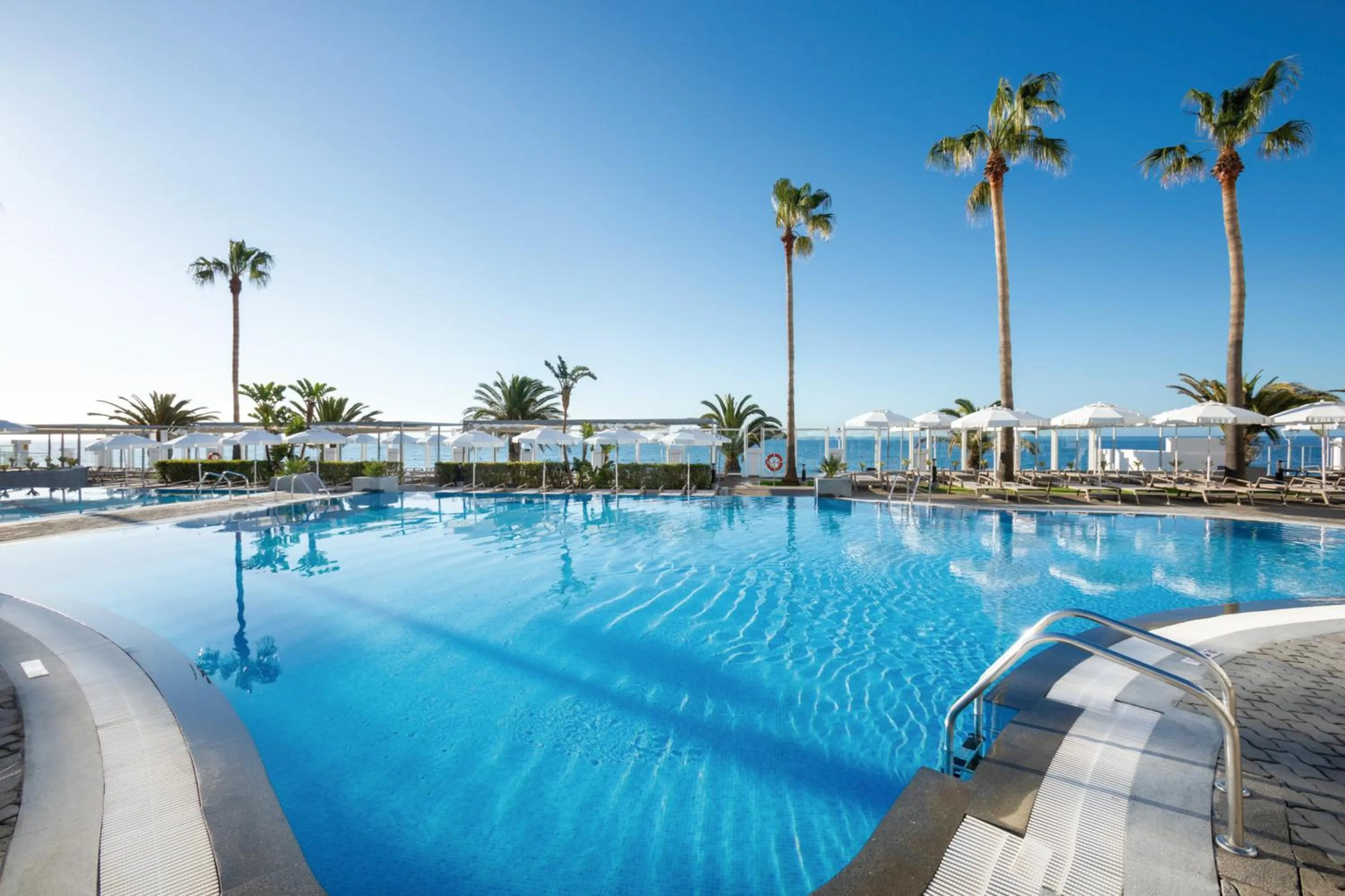 Swimming pool in Hotel Riu Madeira - All Inclusive