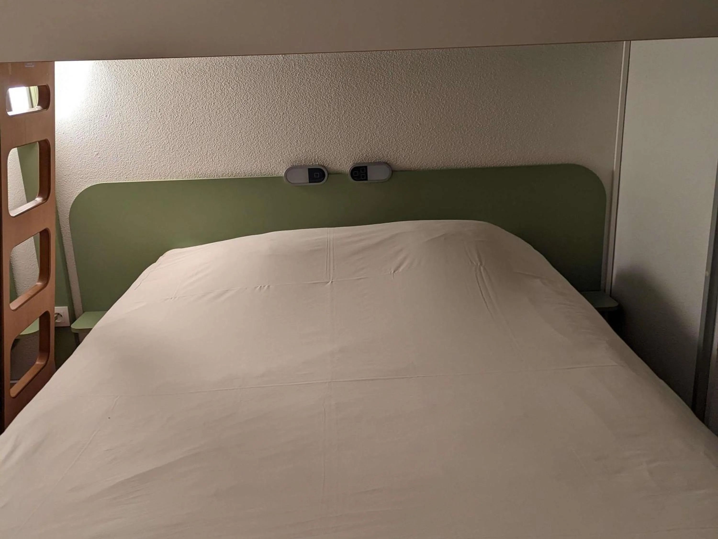 Bedroom, Bed in ibis budget Saint-Omer Centre
