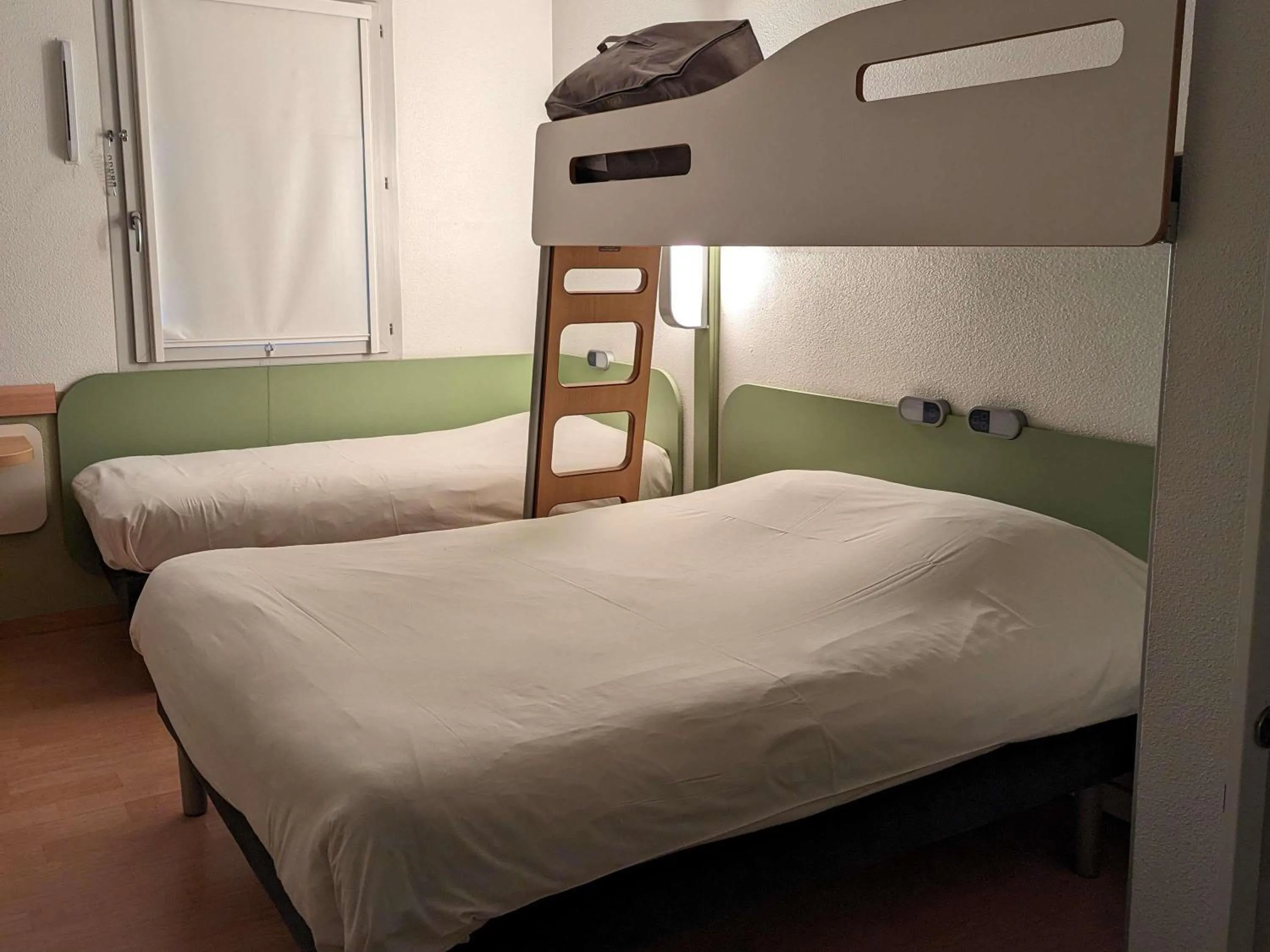 Bedroom, Bed in ibis budget Saint-Omer Centre