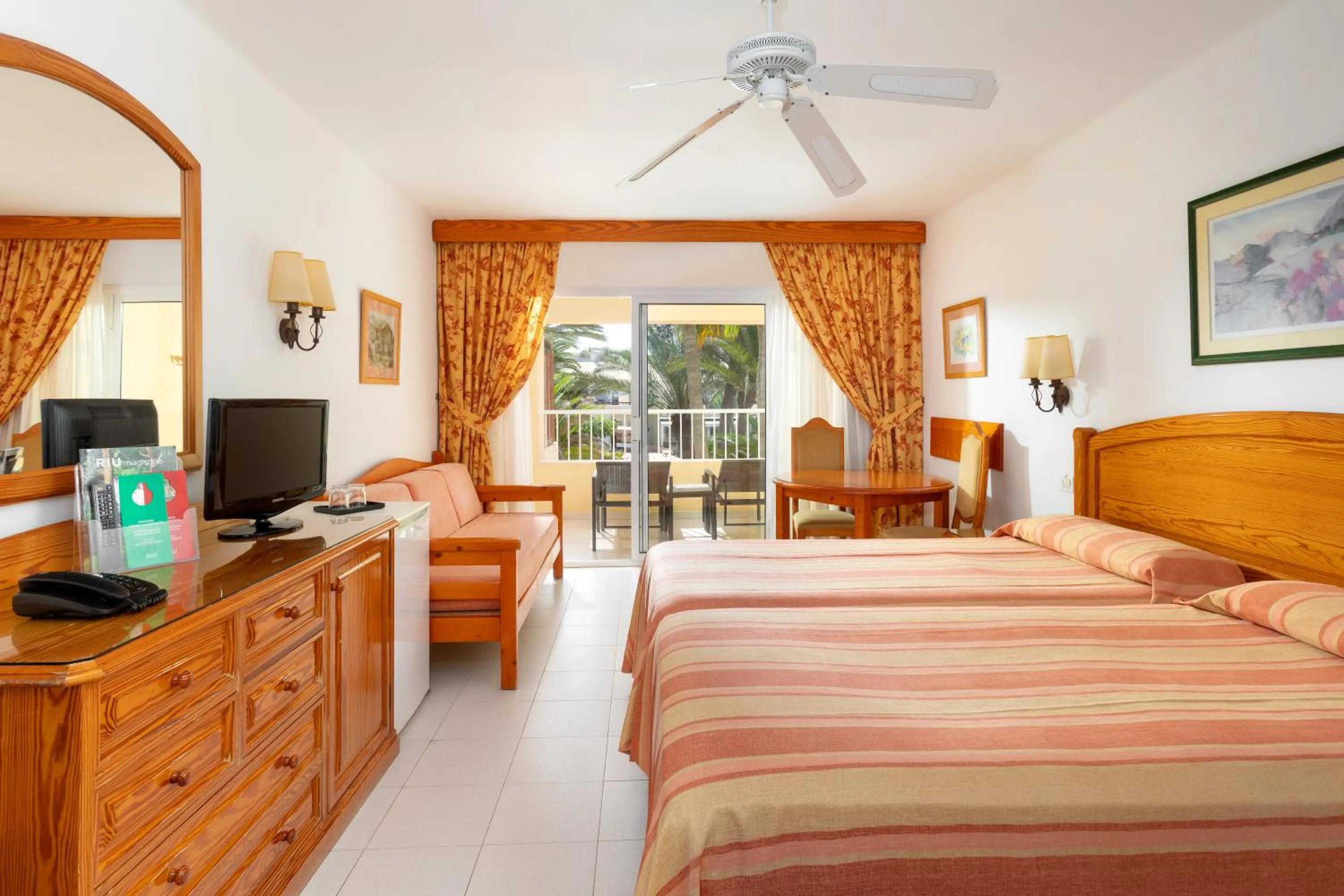 Bedroom, Bed in Hotel Riu Oliva Beach Resort - All Inclusive