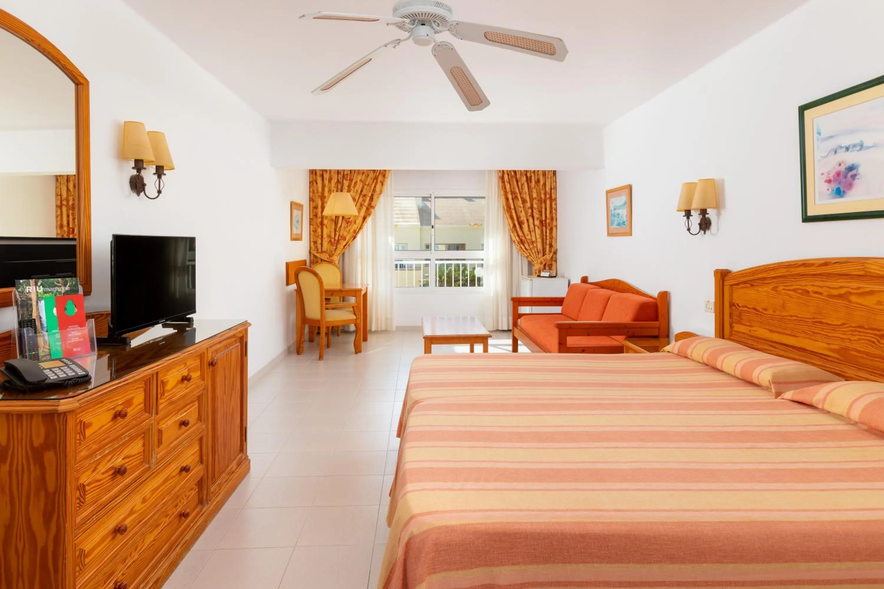 Bedroom, Bed in Hotel Riu Oliva Beach Resort - All Inclusive