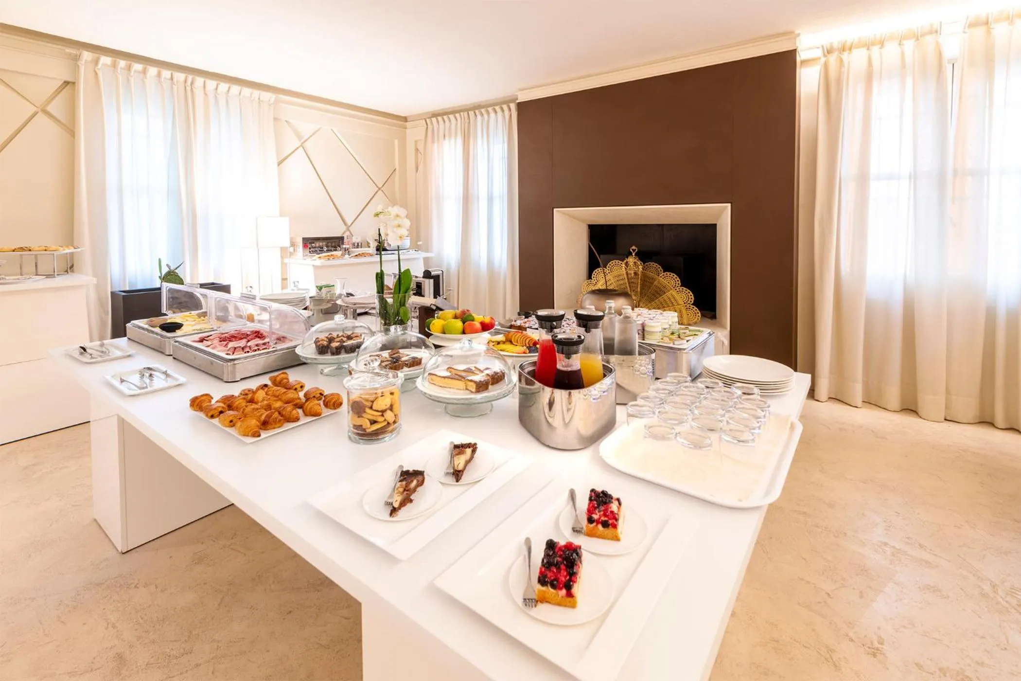Continental breakfast in Hotel Villa I Pini