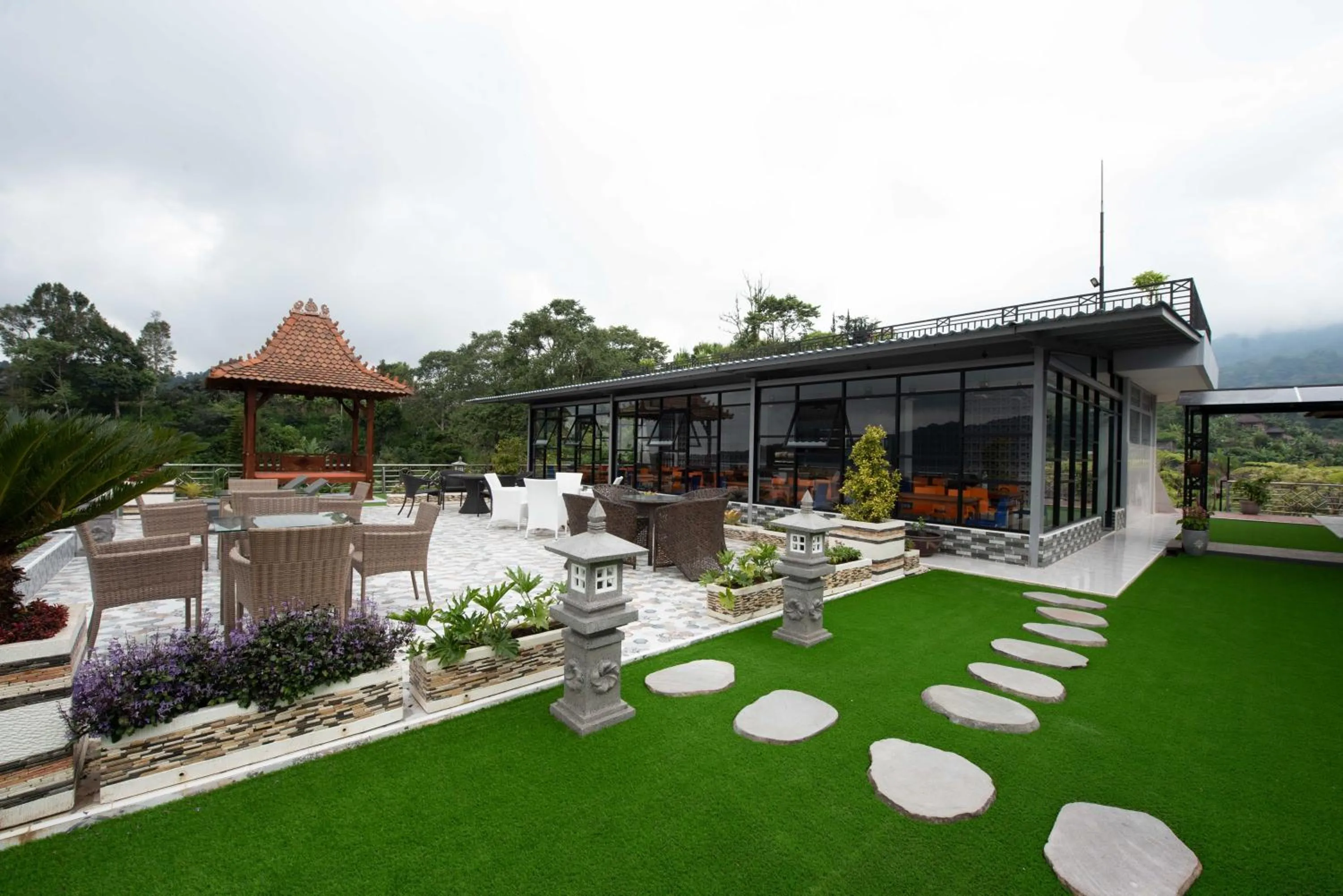 Restaurant/places to eat in Dedanau Hotel