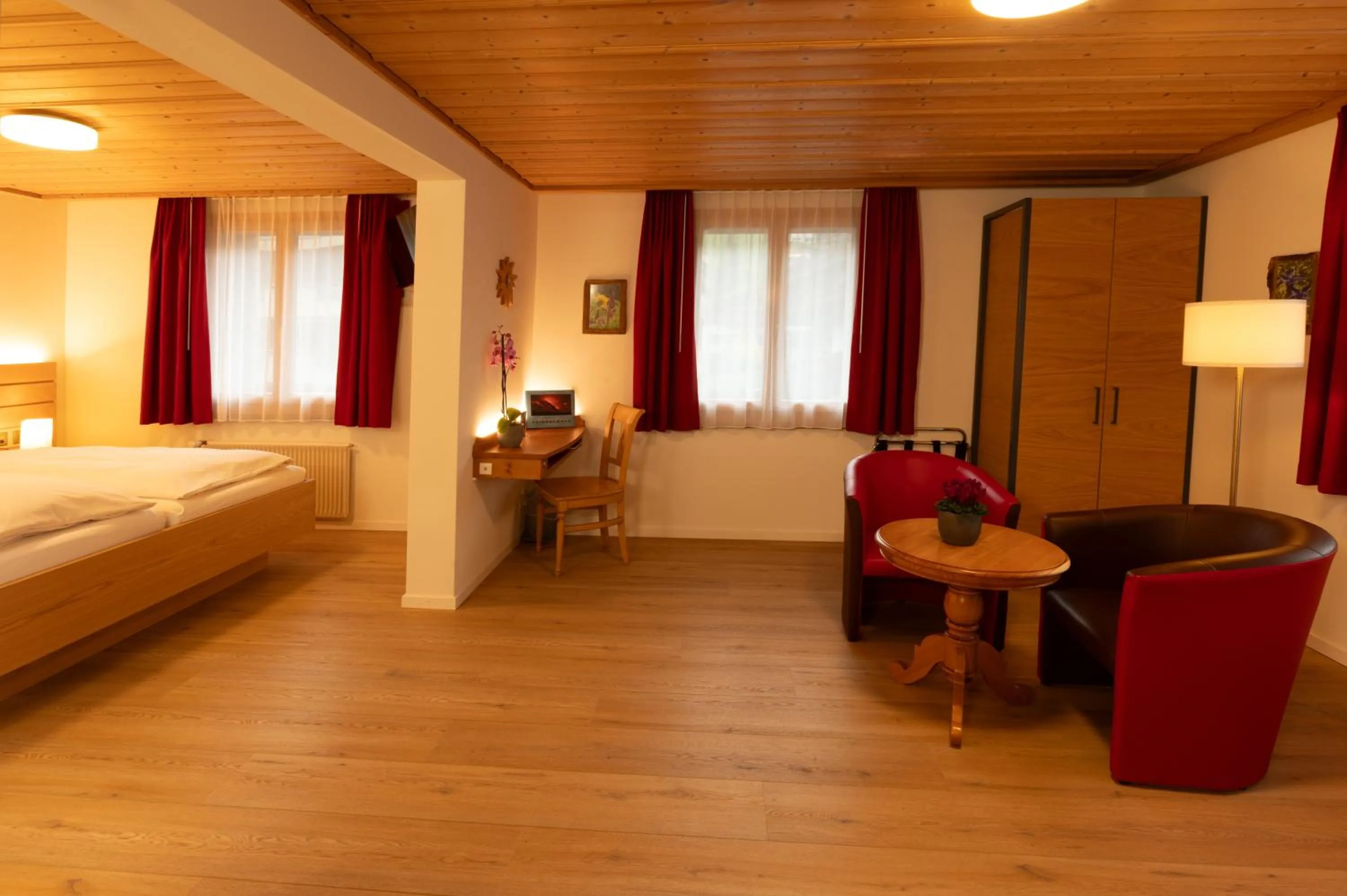 Living room, Bed in Hotel Hirschen - Grindelwald