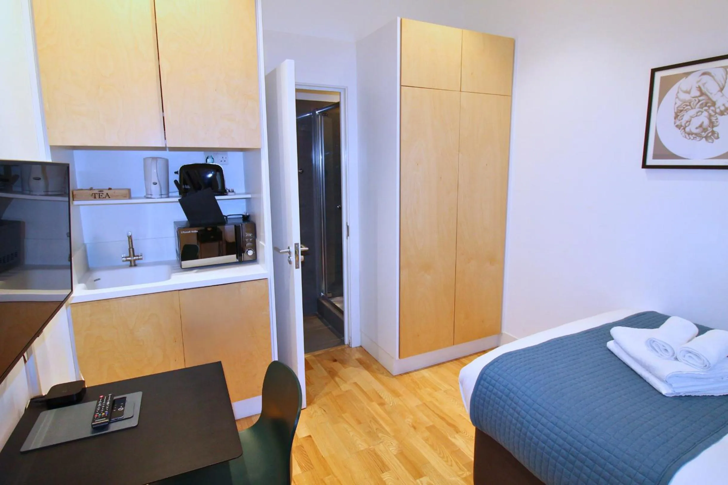 Kitchen or kitchenette, Bed in Bloomsbury By Viridian Apartments