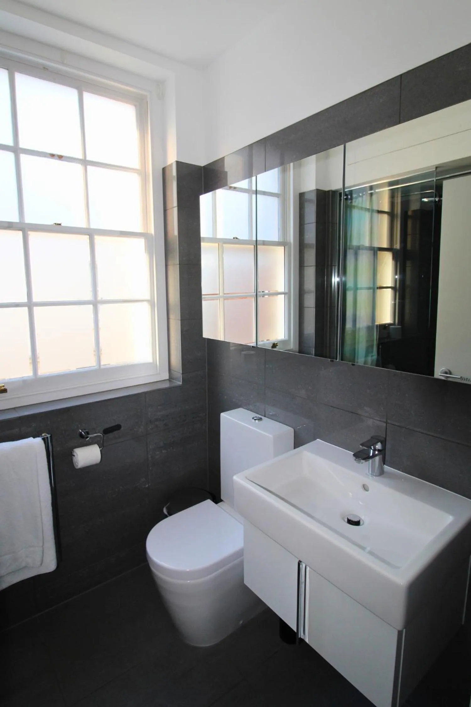 Toilet in Bloomsbury By Viridian Apartments