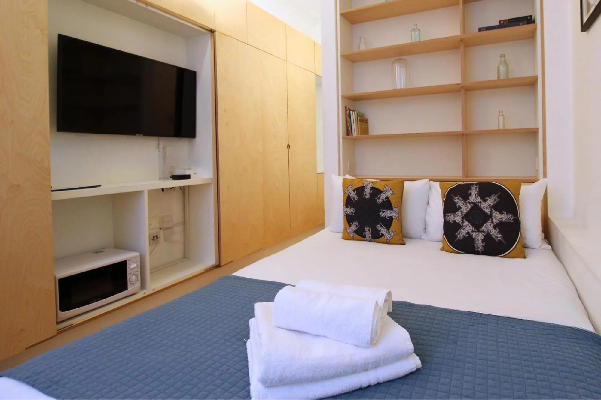 wardrobe, Bed in Bloomsbury By Viridian Apartments