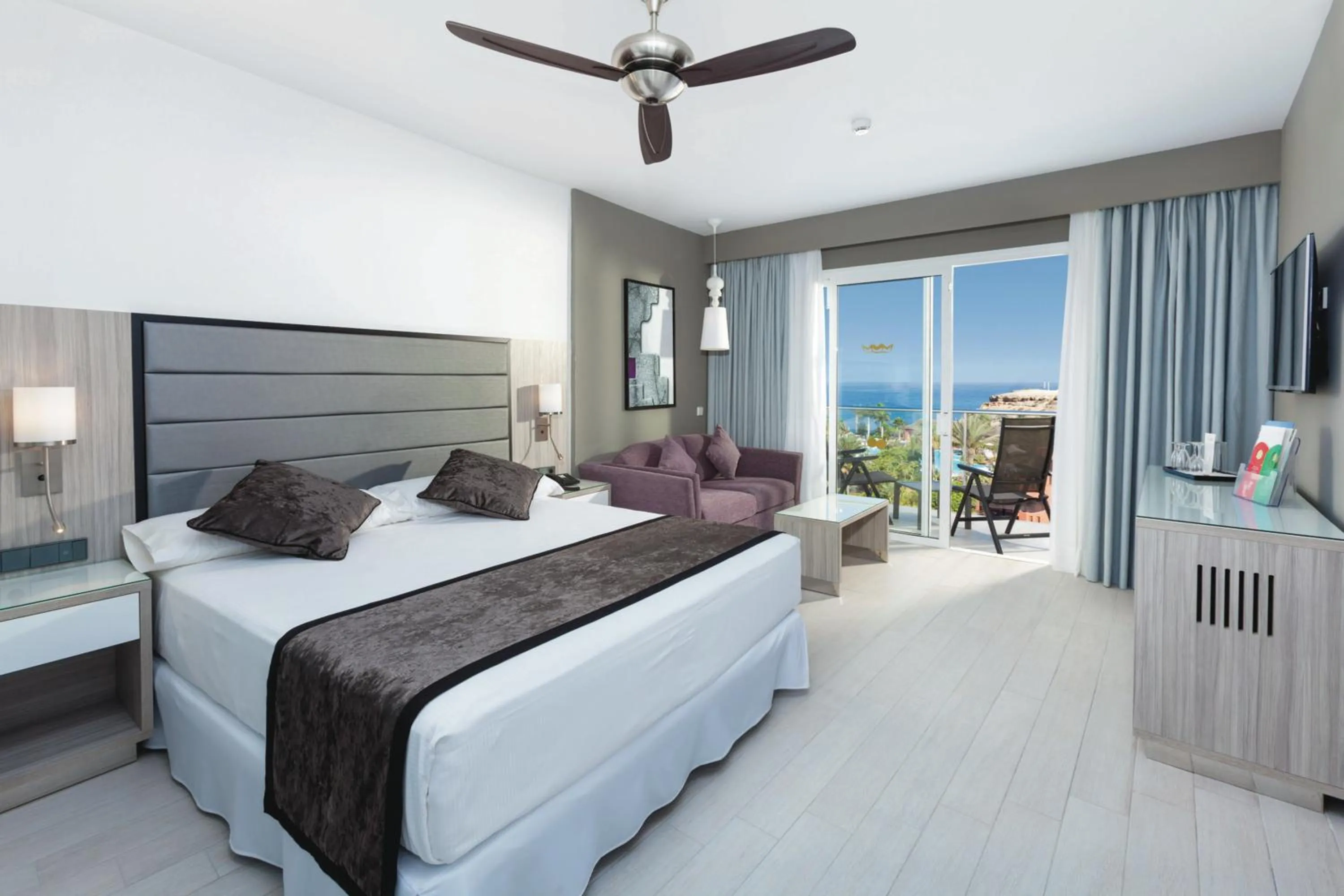 Photo of the whole room, Bed in Hotel Riu Palace Tenerife