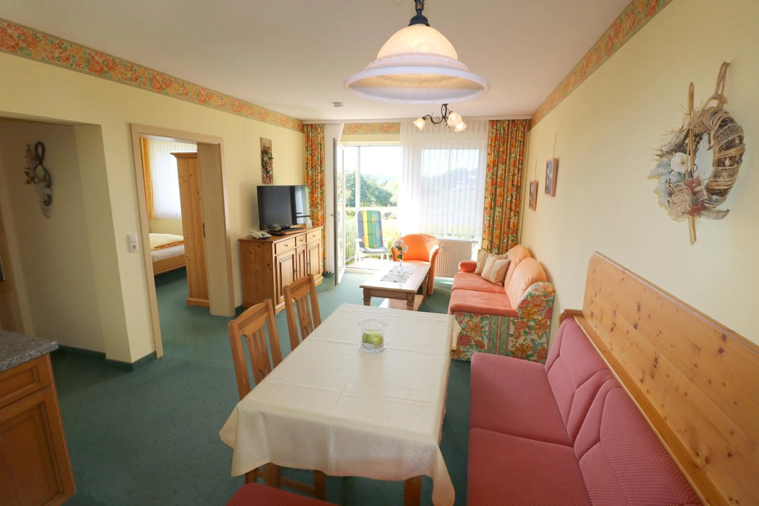 Dining area in Ferienwohnung Zur Hopfenkönigin
