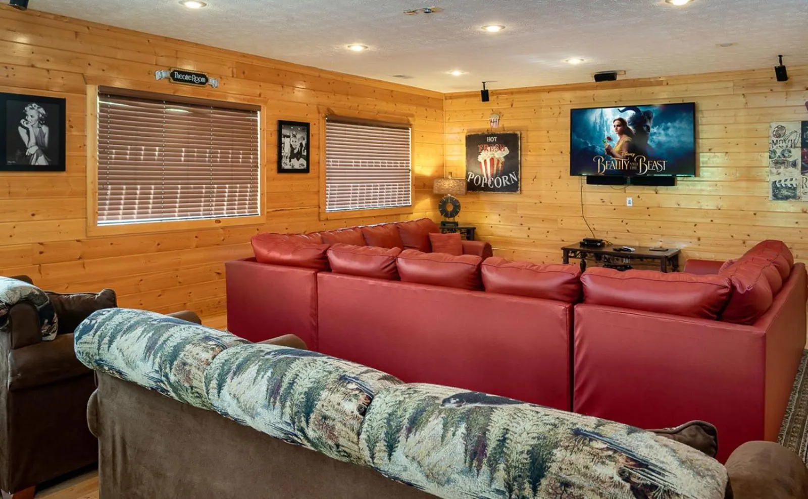 Communal lounge/ TV room in Big Bear Ridge Lodge - Breathtaking mountain views and private forest scenes in amazing large log cabin
