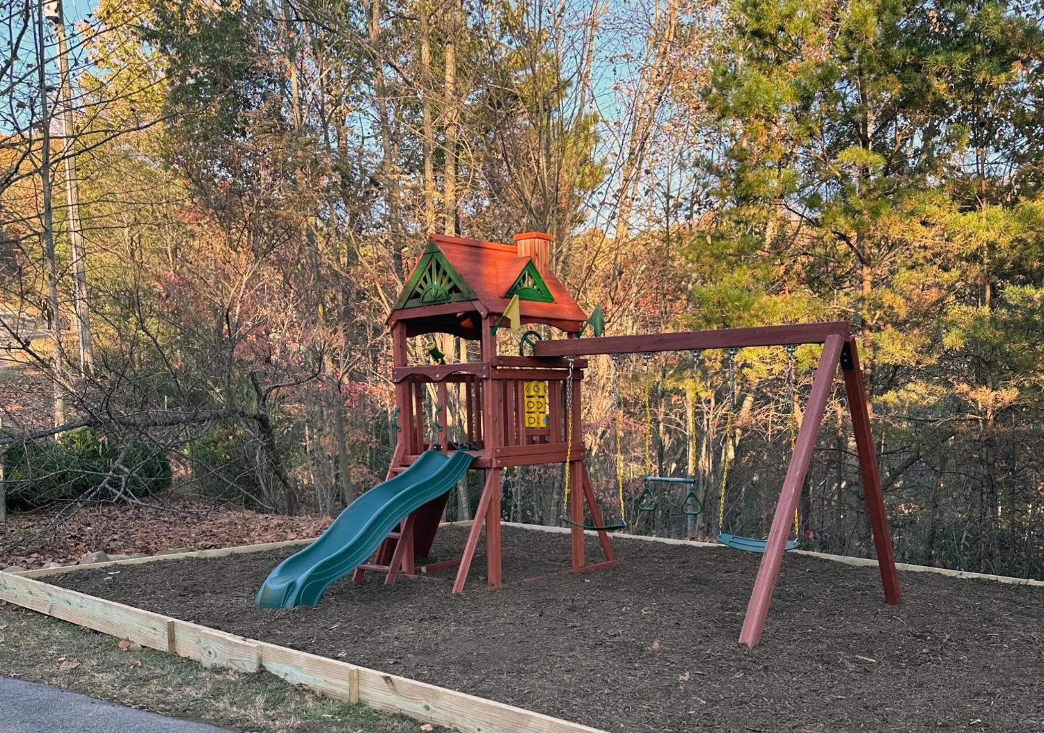 Children play ground in Big Bear Ridge Lodge - Breathtaking mountain views and private forest scenes in amazing large log cabin
