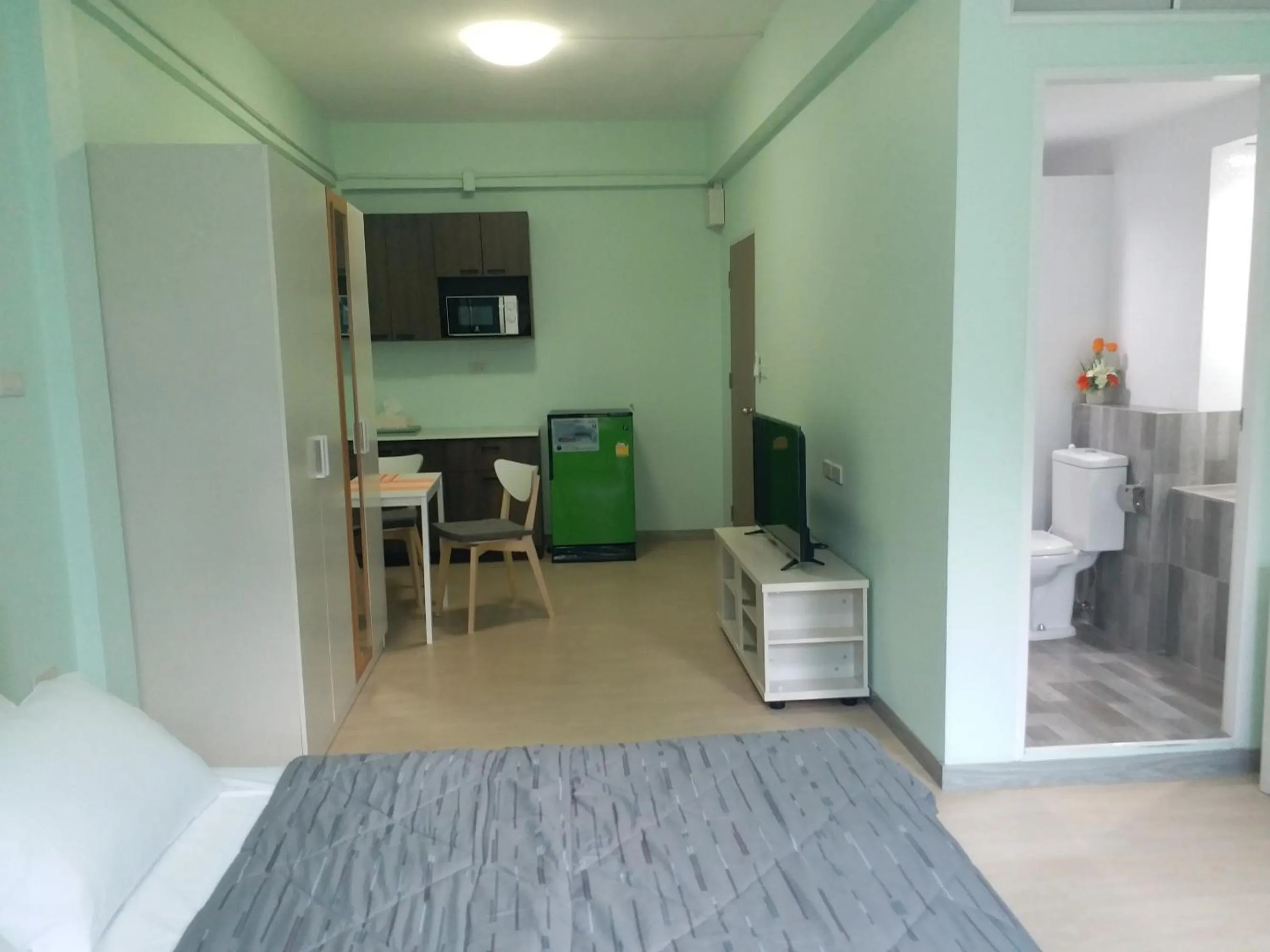 Bathroom, Bed in DD Garden Apartment 2