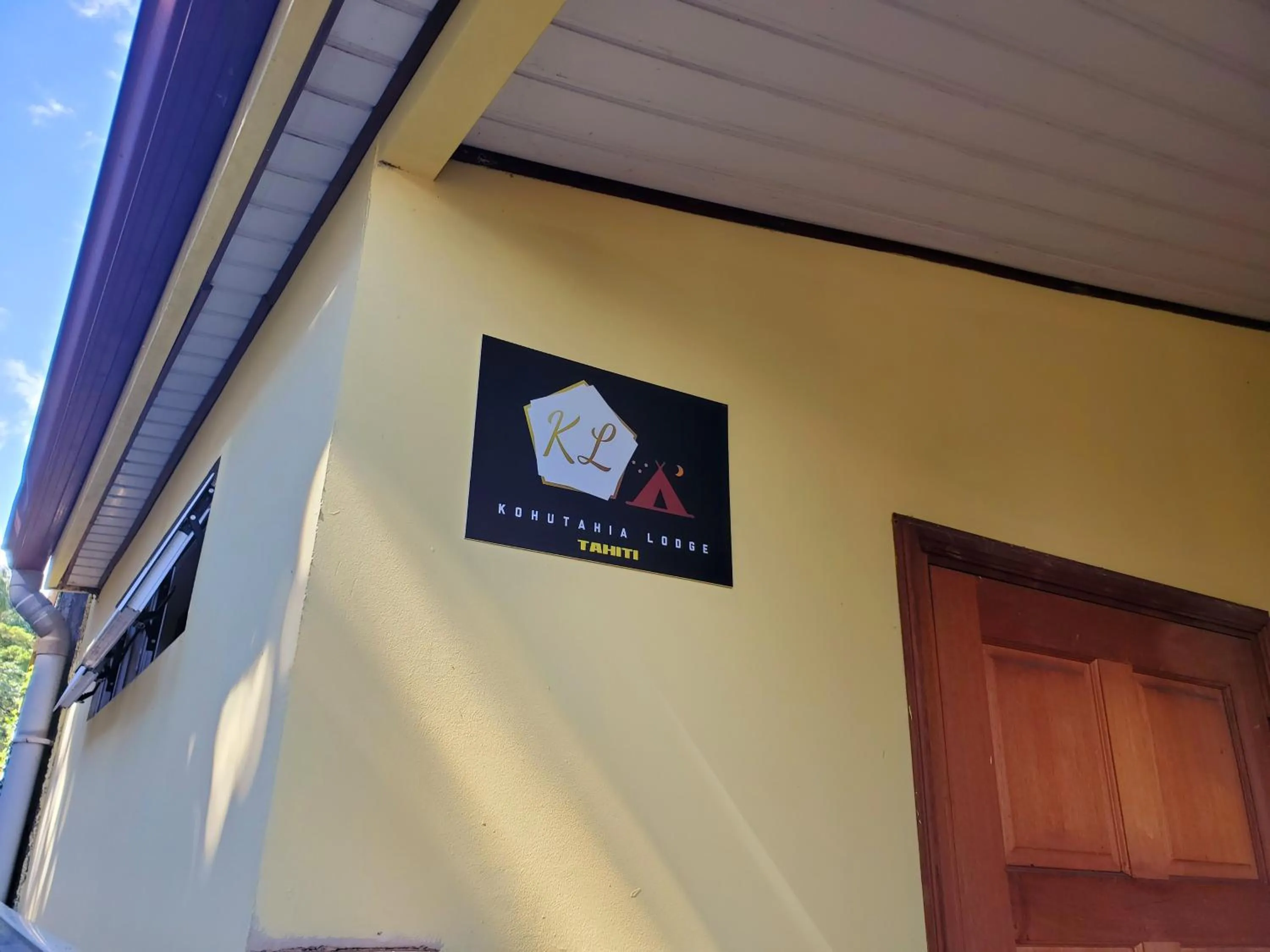 Property logo or sign in Sweet Mini Dortoir sur notre terrasse couverte pour vos transits entre deux vols by Kohutahia Lodge, 7 min by car to airport and town