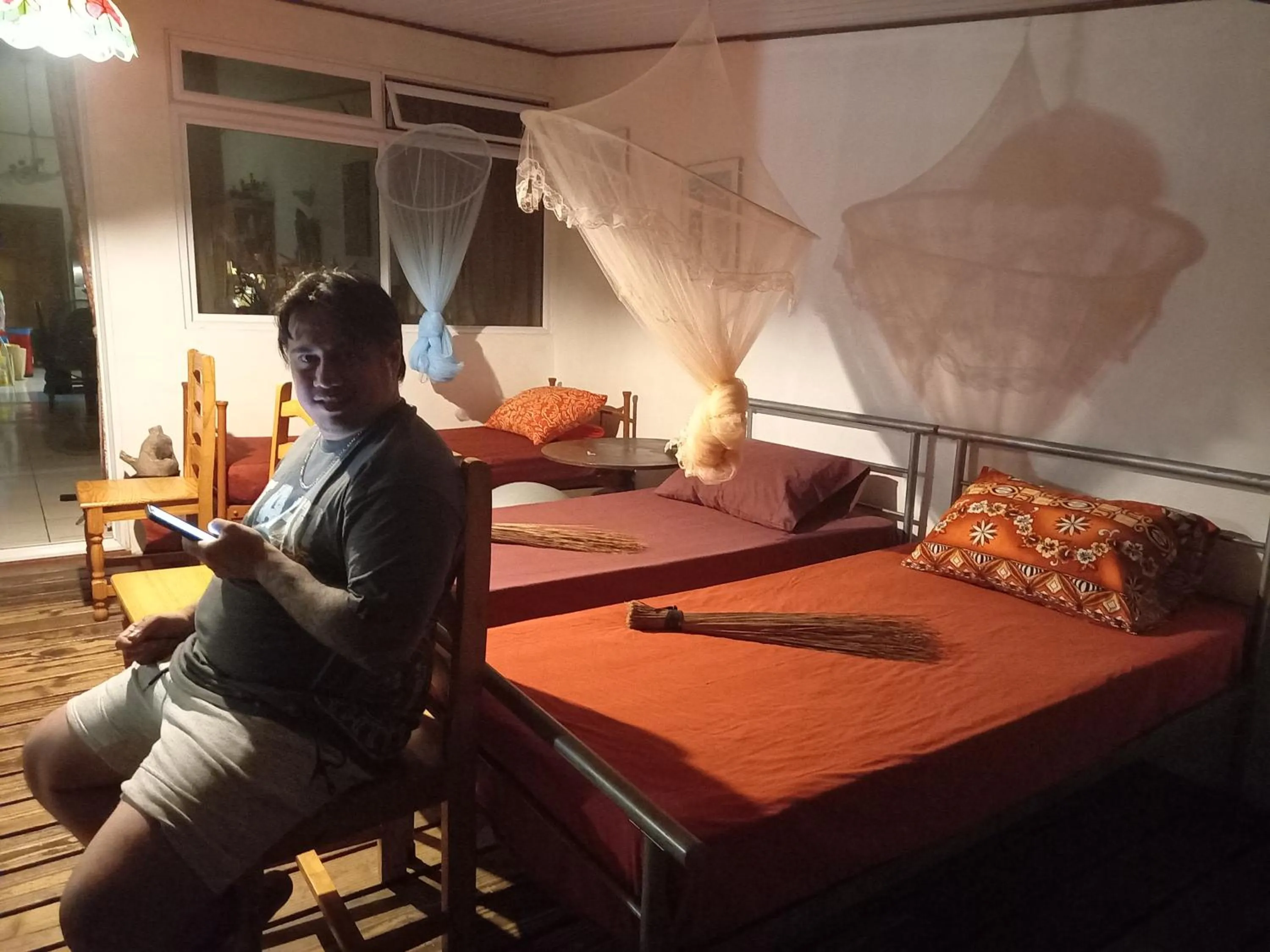 Bed in Sweet Mini Dortoir sur notre terrasse couverte pour vos transits entre deux vols by Kohutahia Lodge, 7 min by car to airport and town