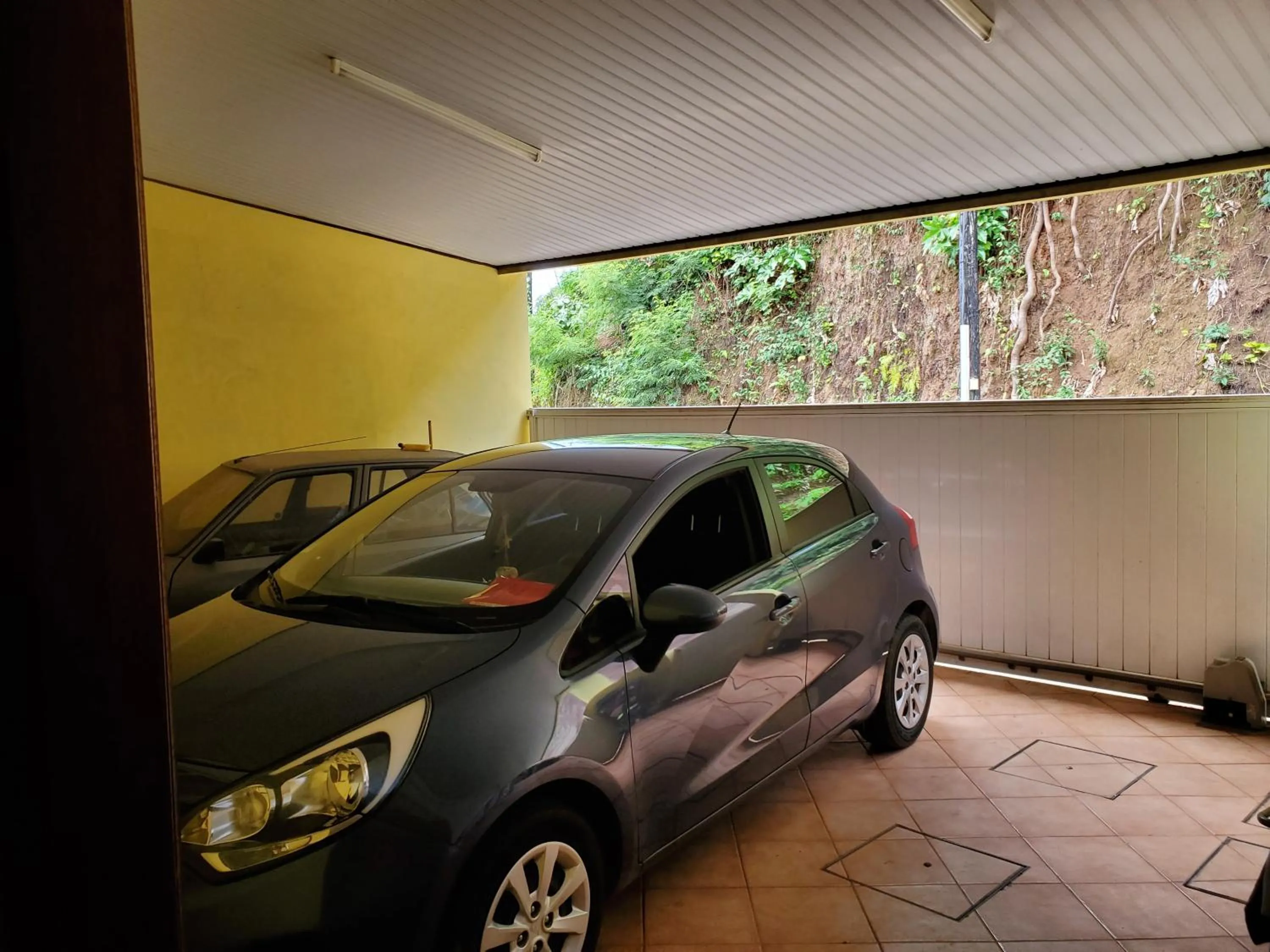 Parking in Sweet Mini Dortoir sur notre terrasse couverte pour vos transits entre deux vols by Kohutahia Lodge, 7 min by car to airport and town