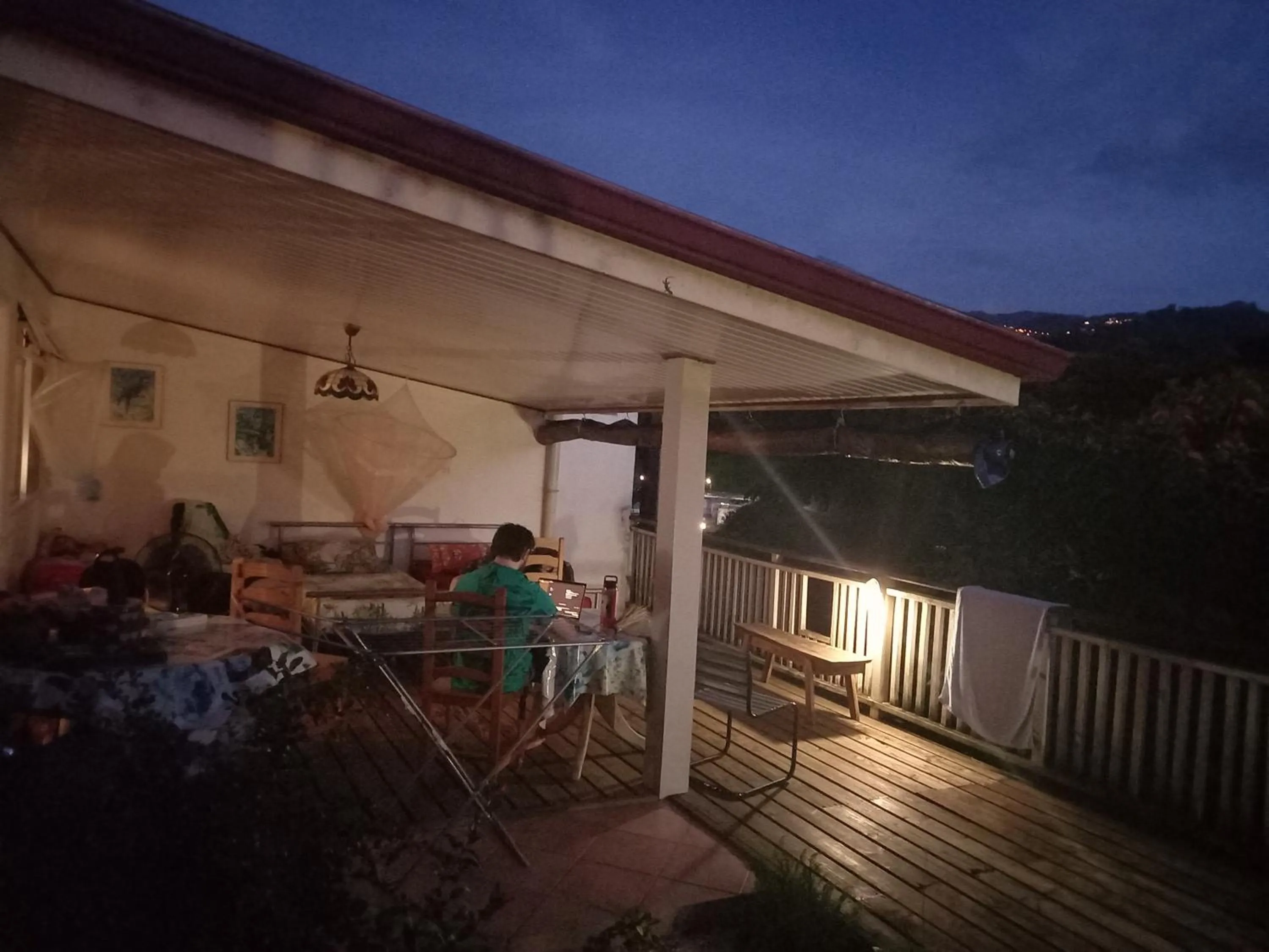 Night in Sweet Mini Dortoir sur notre terrasse couverte pour vos transits entre deux vols by Kohutahia Lodge, 7 min by car to airport and town