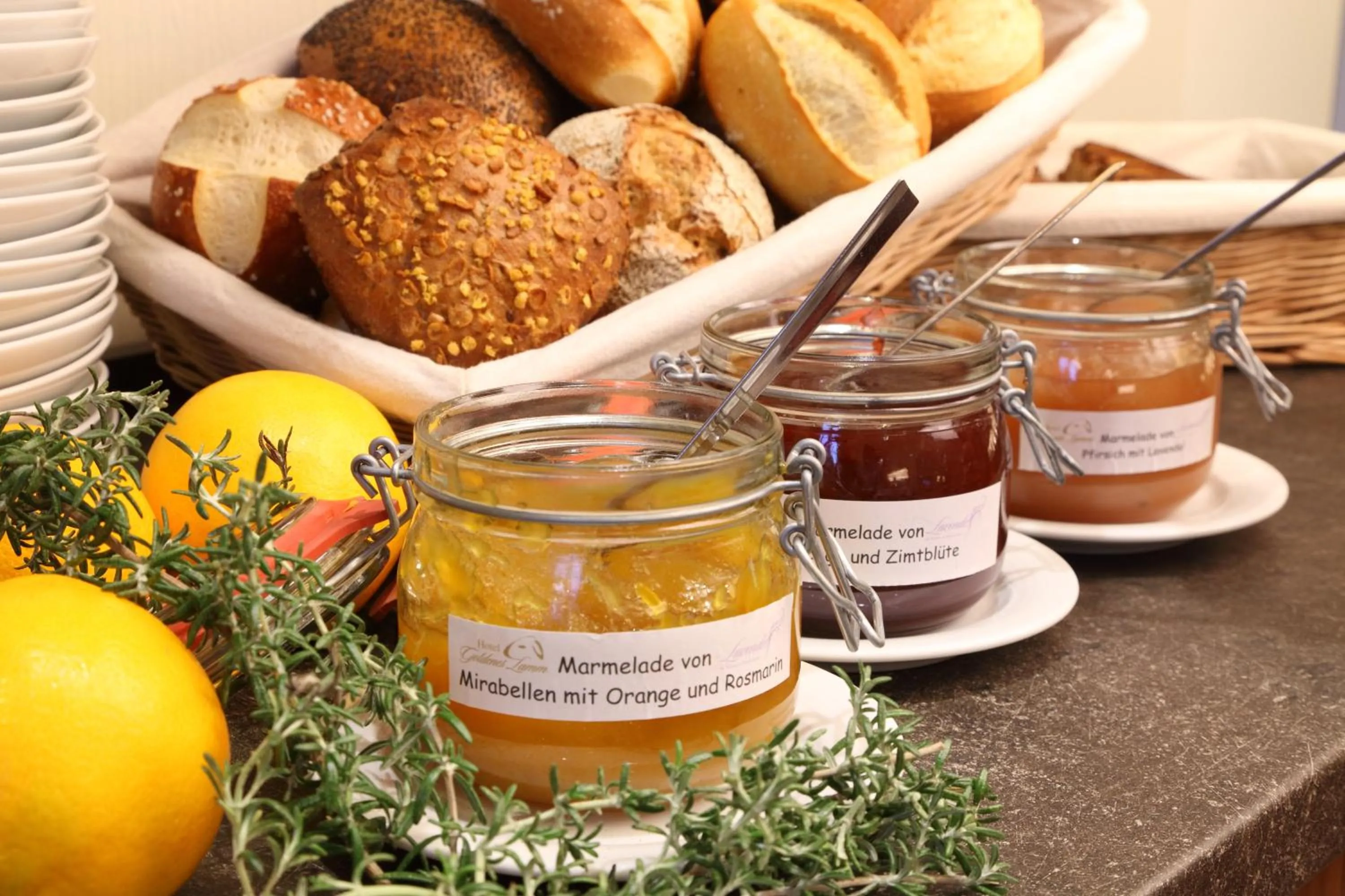 Food and drinks in Garni-Hotel Goldenes Lamm