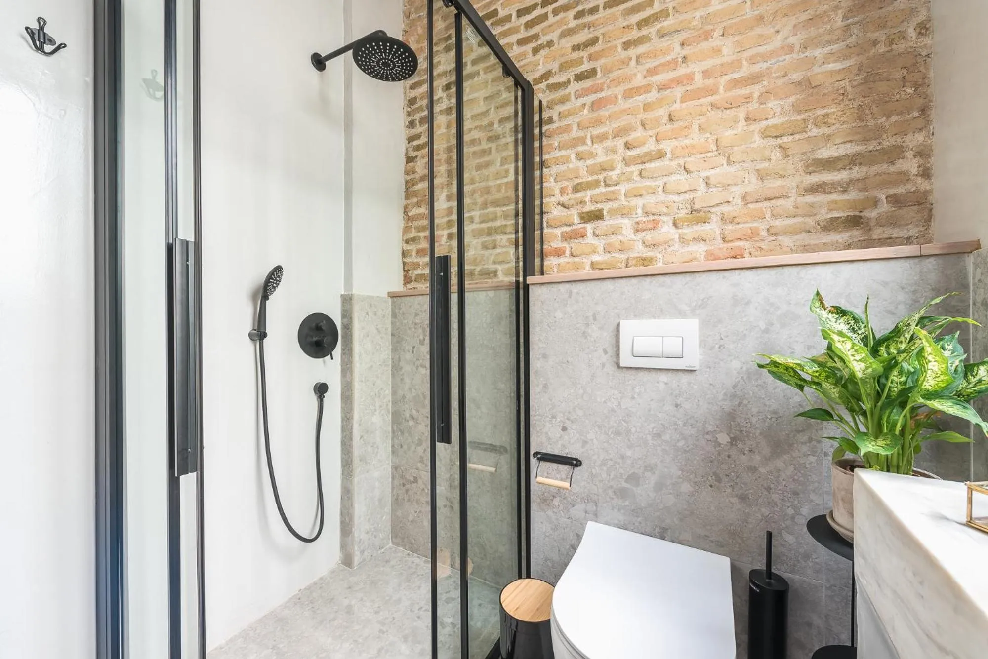 Shower in Moon And Stars Athens