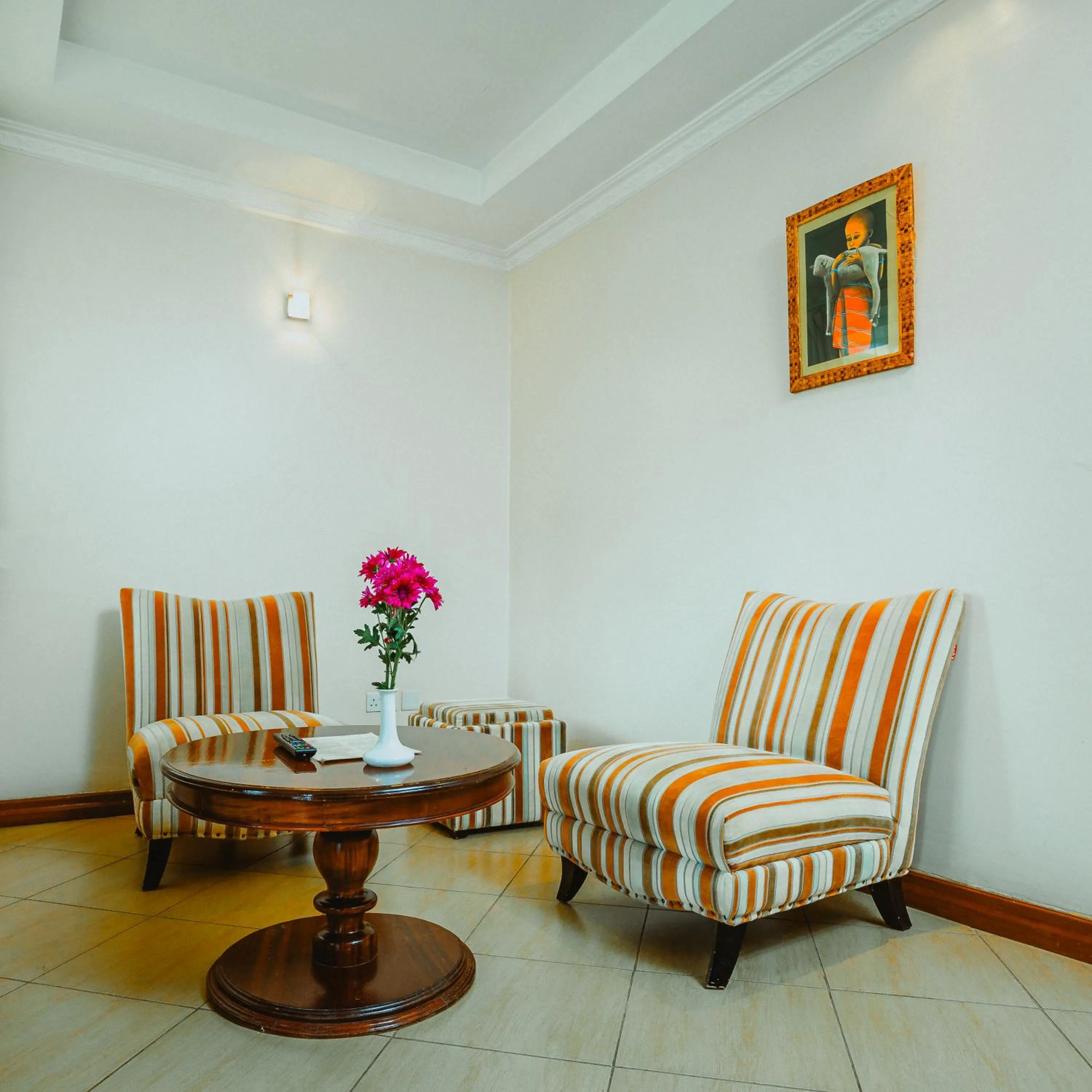 Living room in Longview Suites Hotel