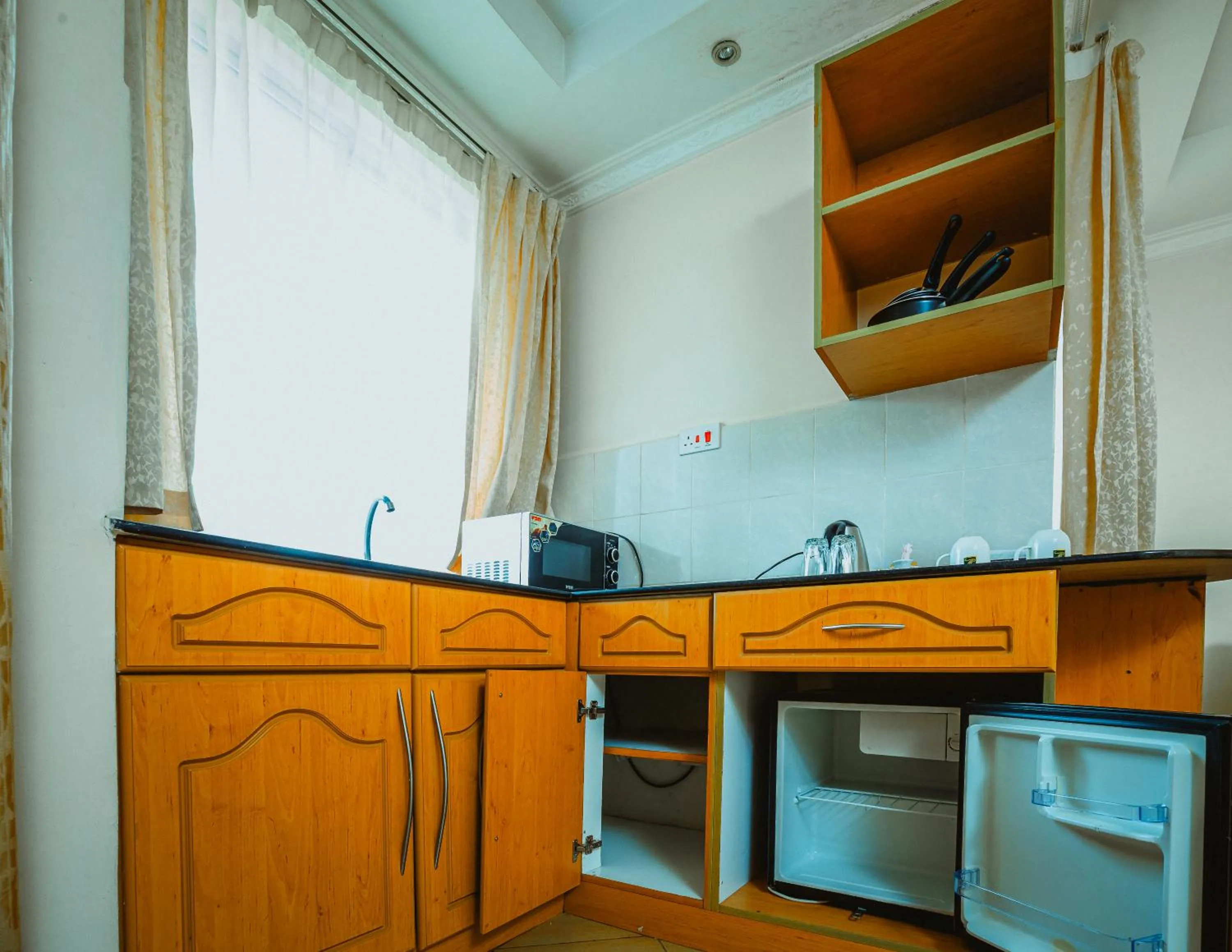 Kitchen or kitchenette in Longview Suites Hotel