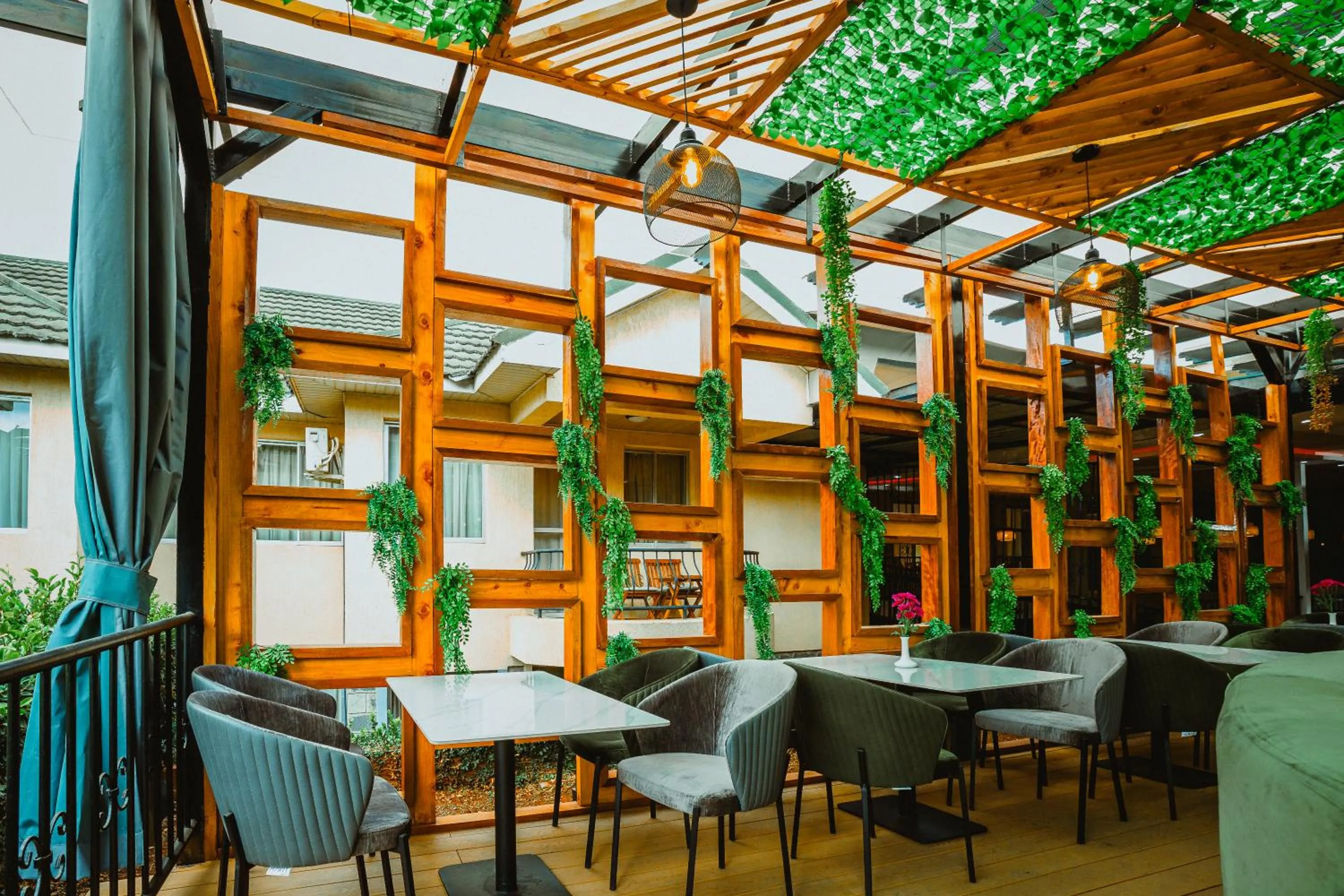 Restaurant/places to eat in Longview Suites Hotel