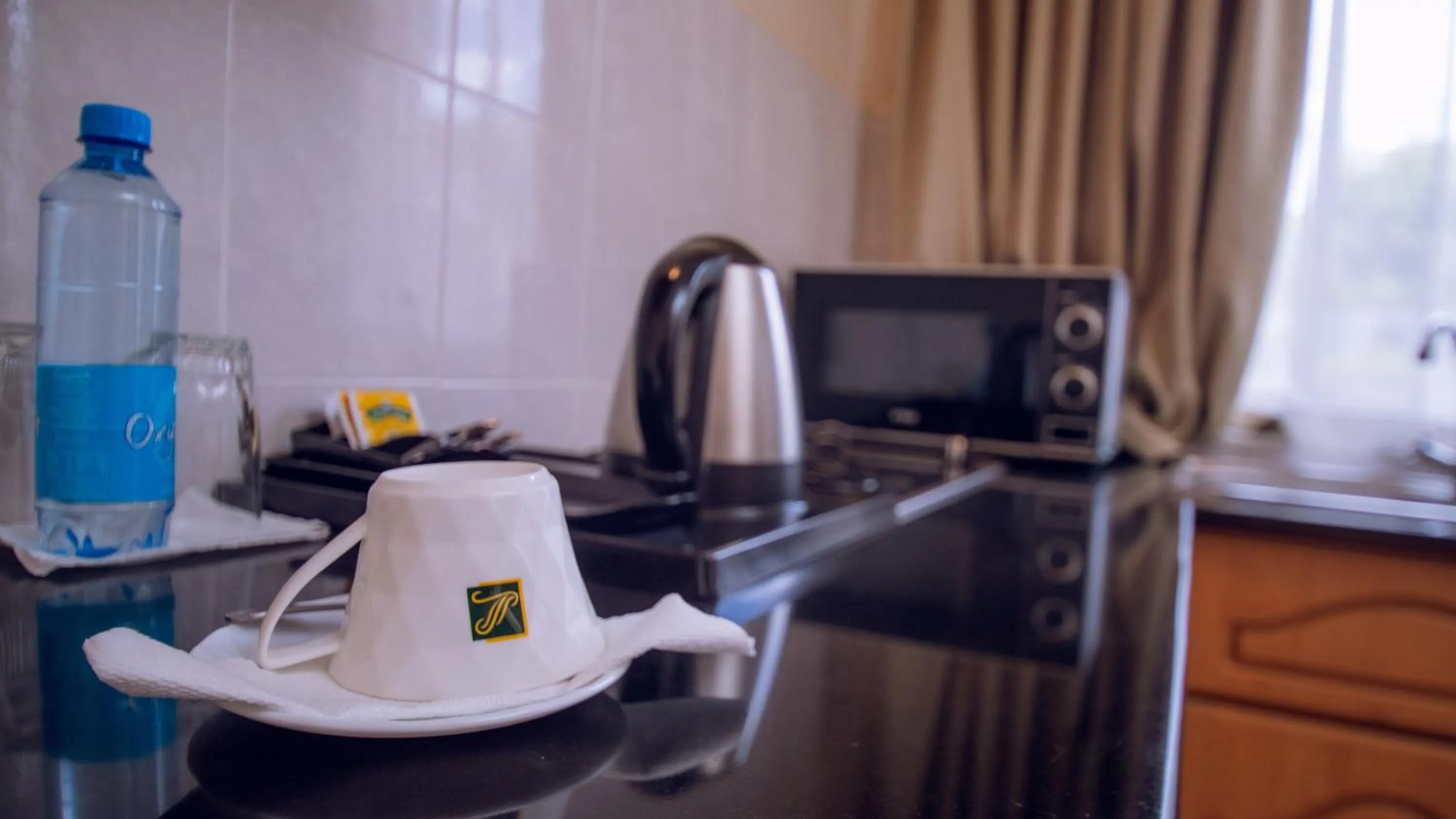 Coffee/tea facilities in Longview Suites Hotel