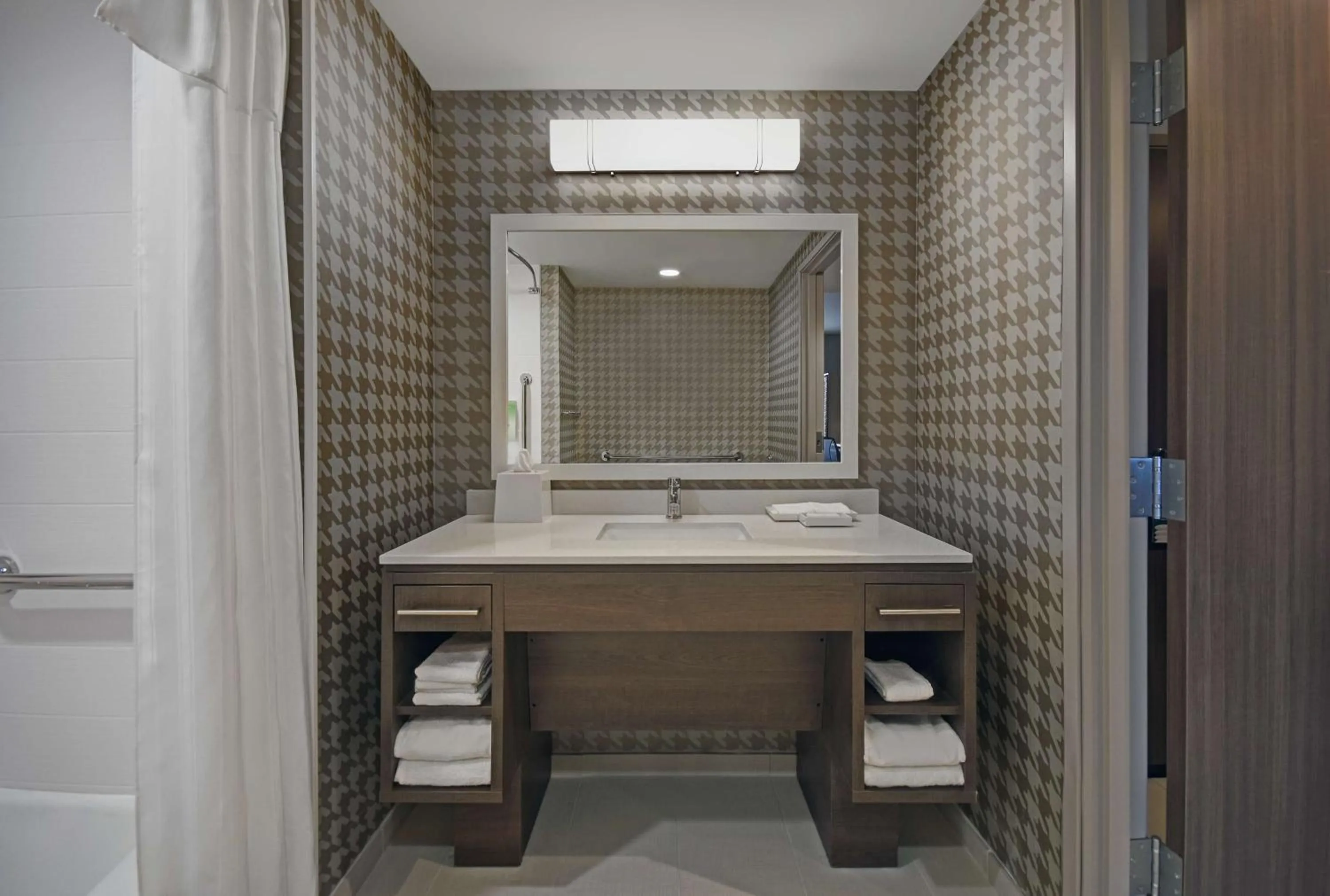 Bathroom in Home2 Suites By Hilton Columbus