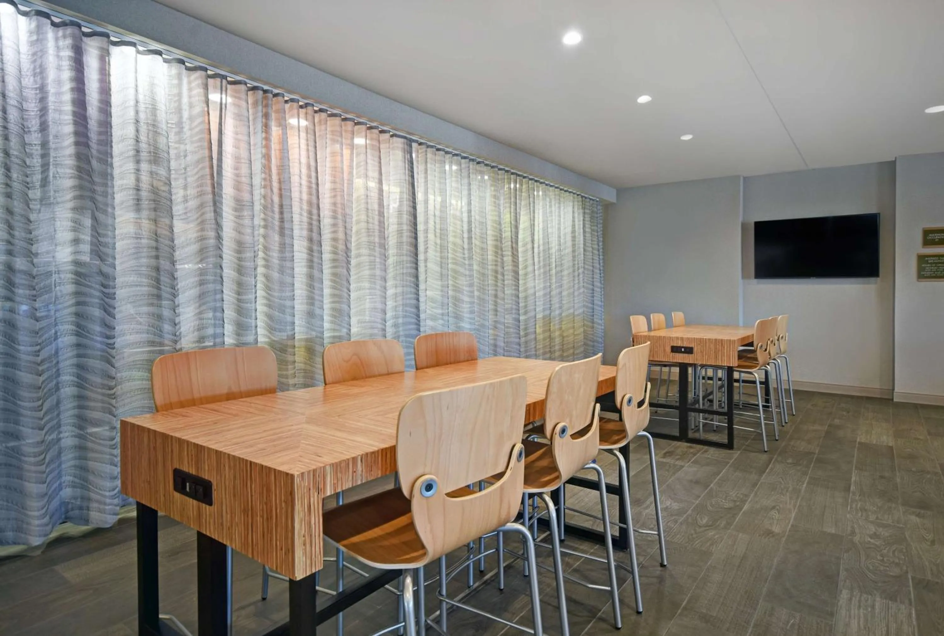 Breakfast in Home2 Suites By Hilton Columbus