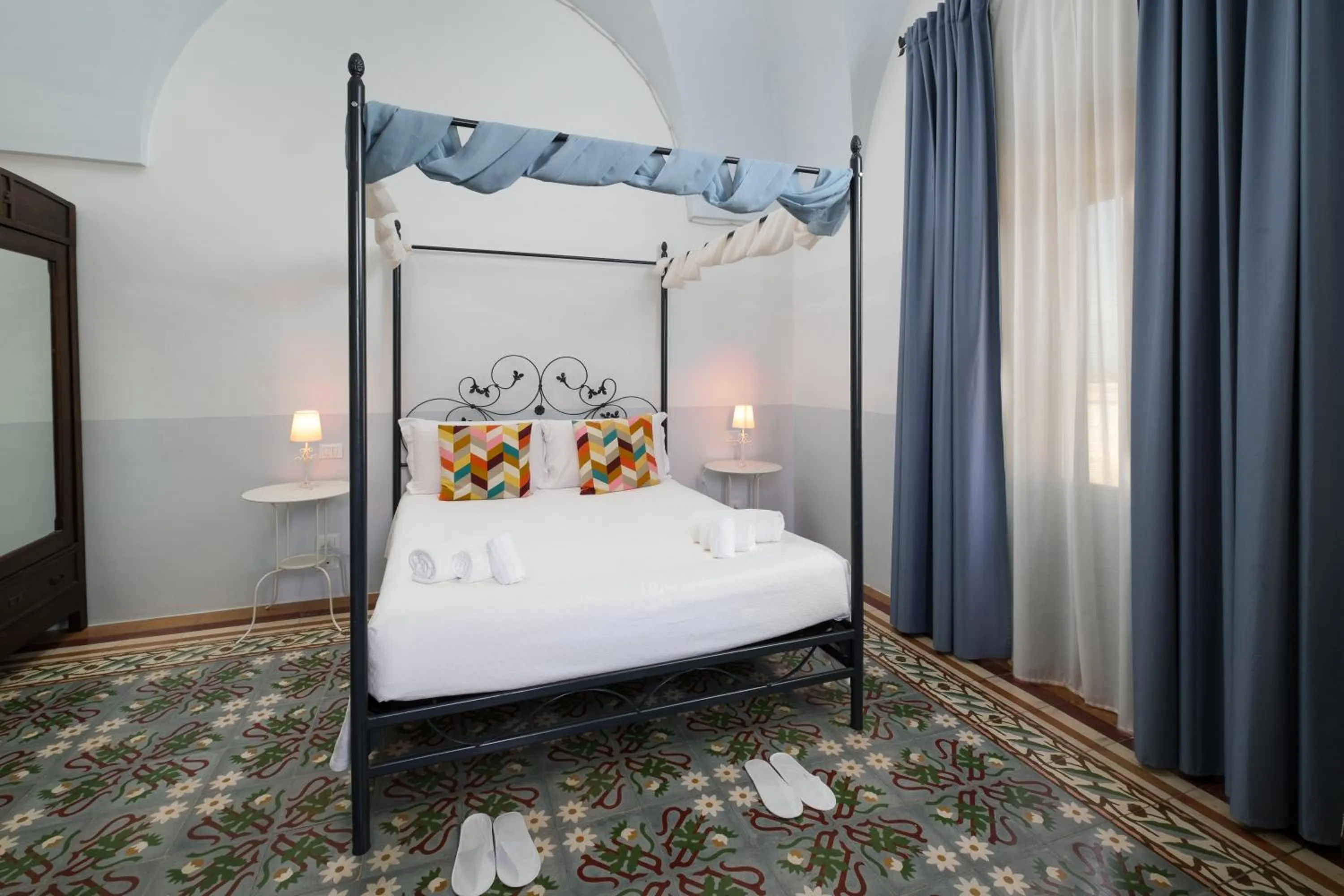 Shower, Bed in Masseria Borgo Santuri