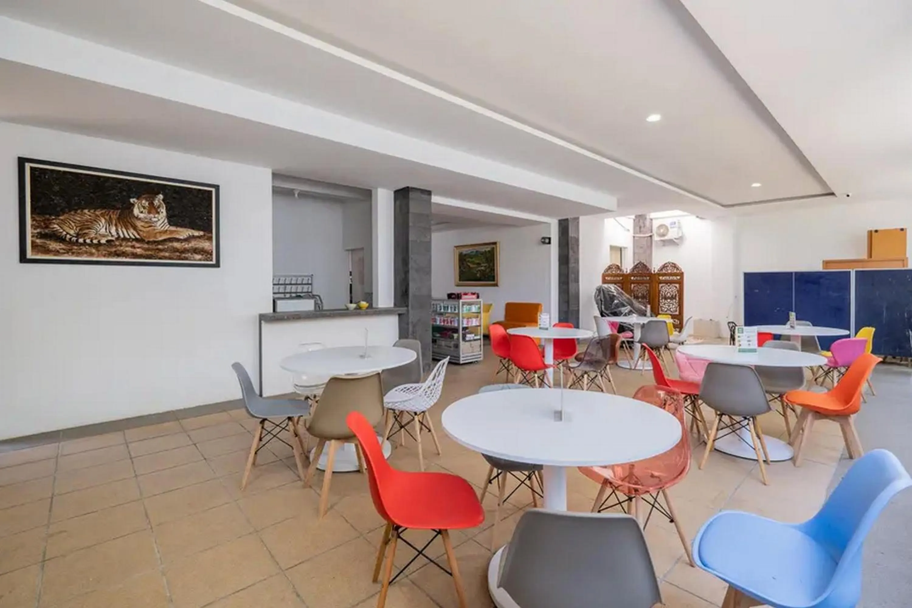 Restaurant/places to eat in RedDoorz near Jawa Timur Park 2